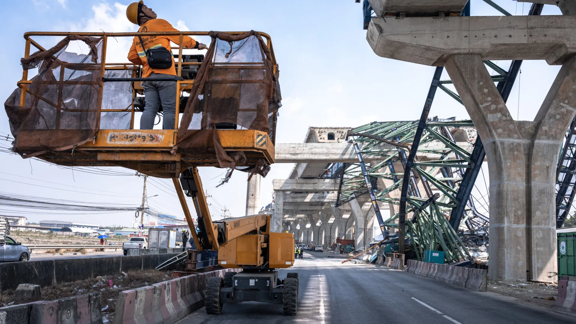 
                    Dois mortos e um ferido em novo colapso de guindaste na Tailândia
                