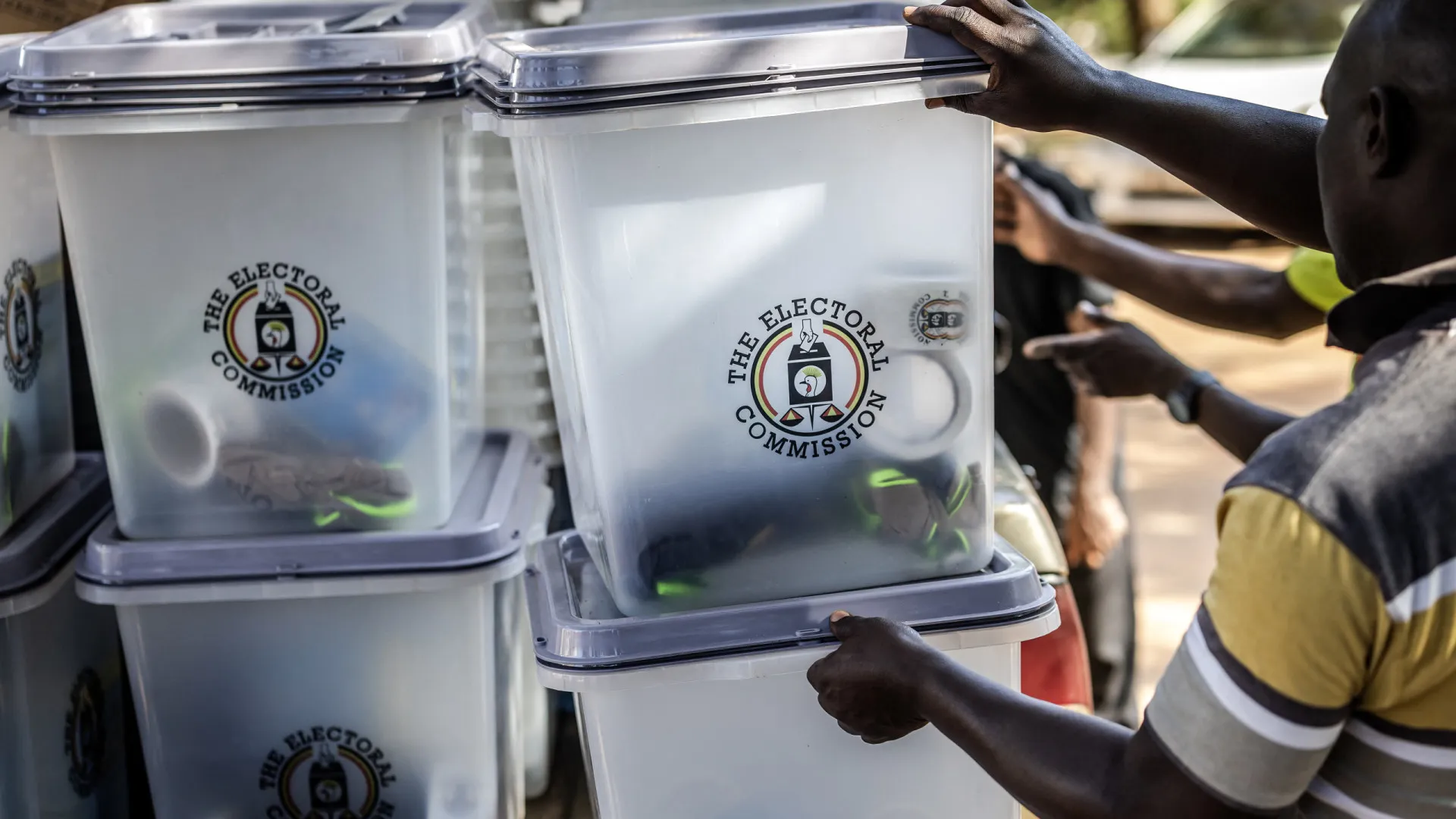 
                    UE lamenta clima de violência nas presidenciais no Uganda
                