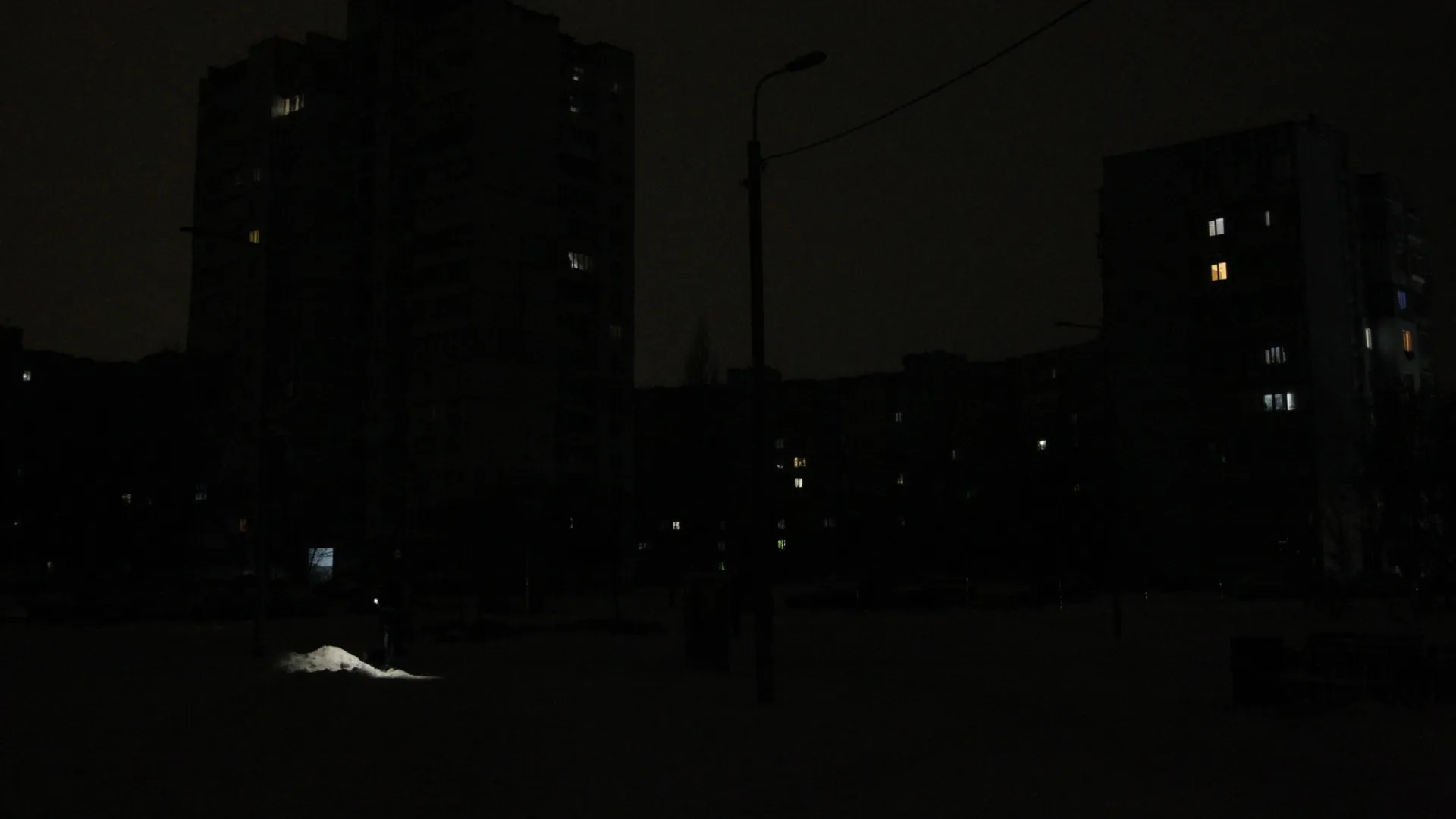 
                    Corte de energia interrompe circulação do metro de Kyiv e provoca apagões
                