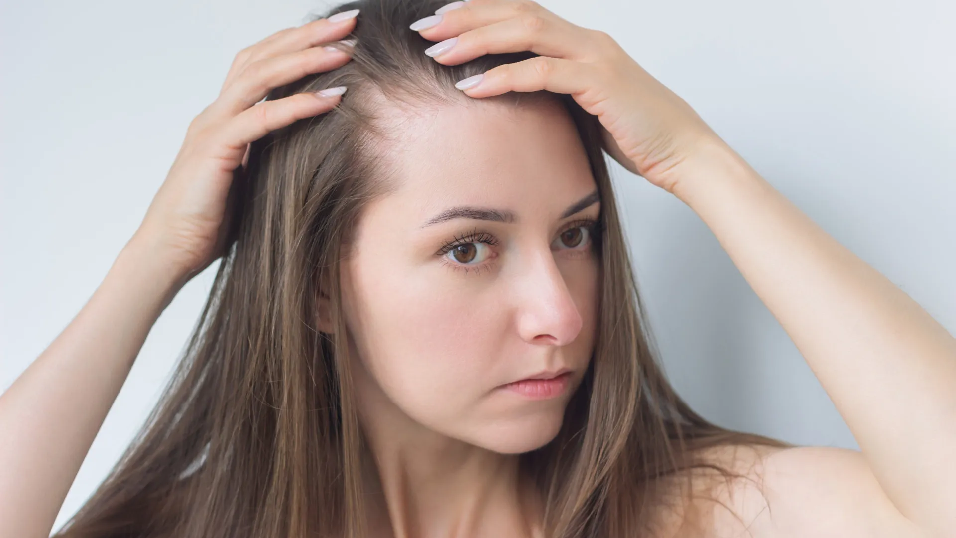 
                    É por isto que está a ficar com cabelos brancos logo a partir dos 20 anos
                