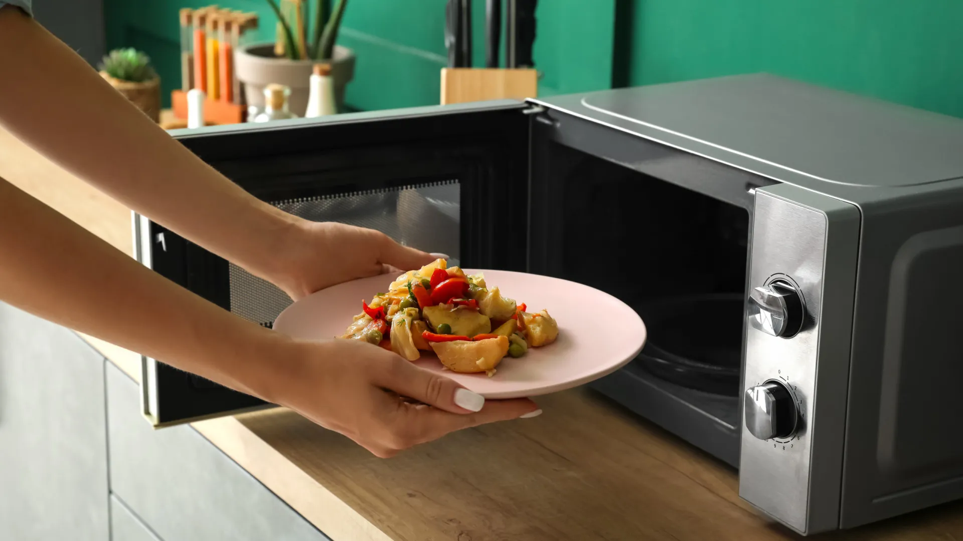 
                    Evite comer de imediato o que aqueceu no micro-ondas. Eis as razões
                