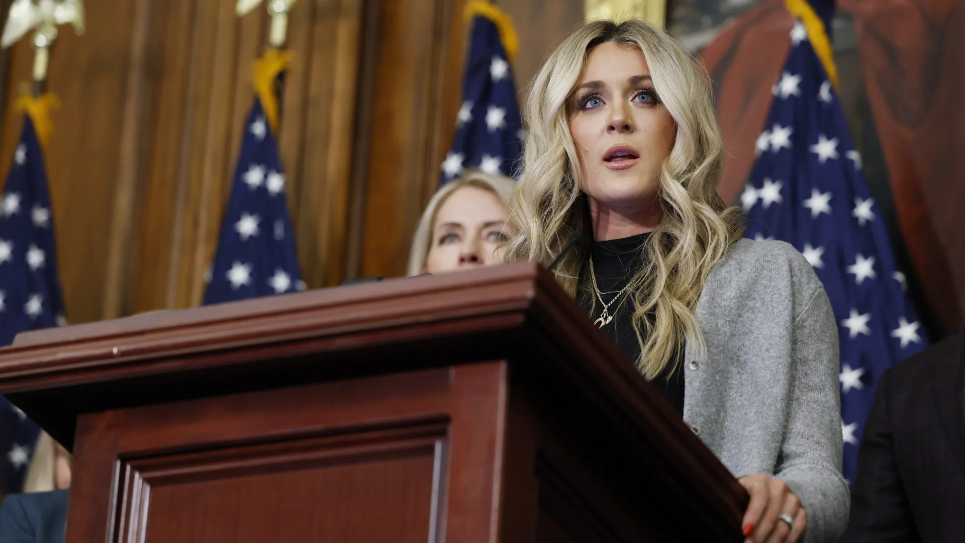 
                    Ativista conservadora diz que envolve filha em manta à prova de bala
                