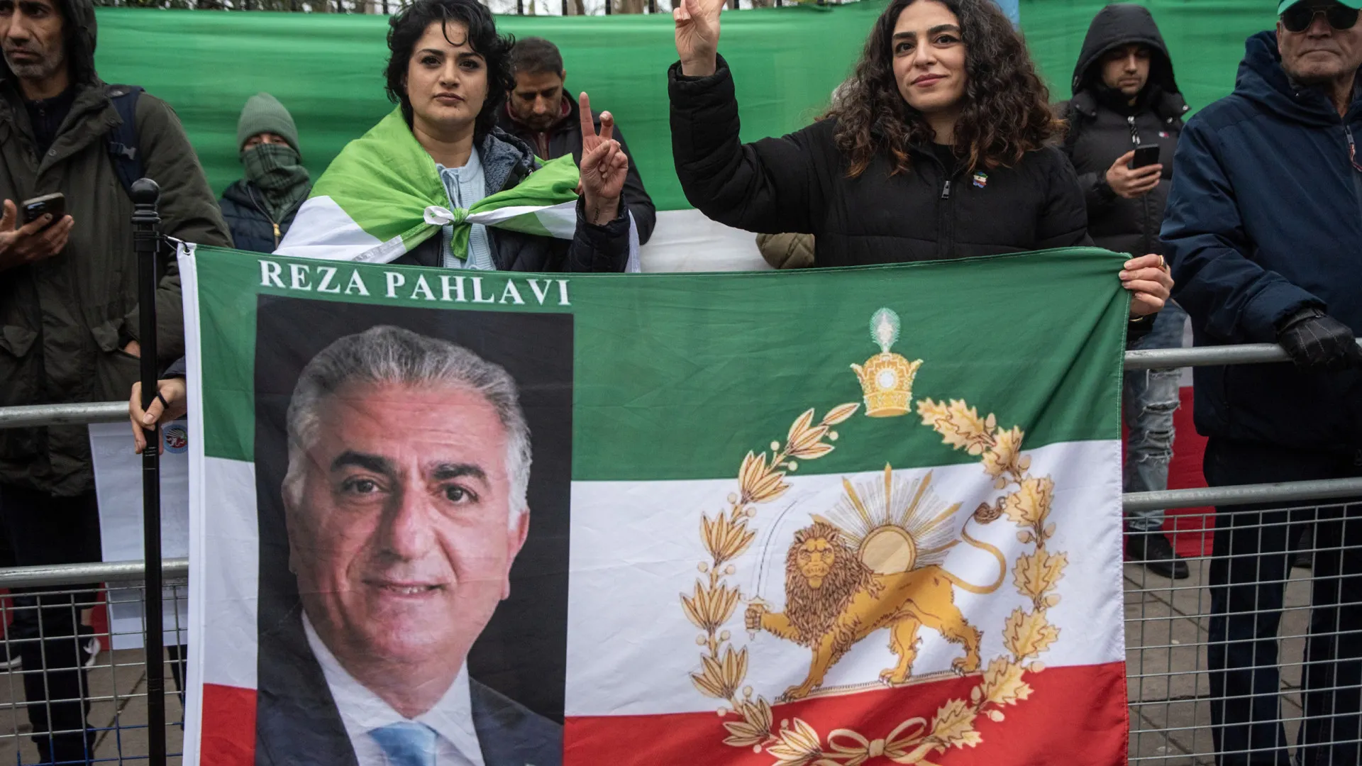 
                    Herdeiro do xá quer democracia no Irão e reconhecimento de Israel
                