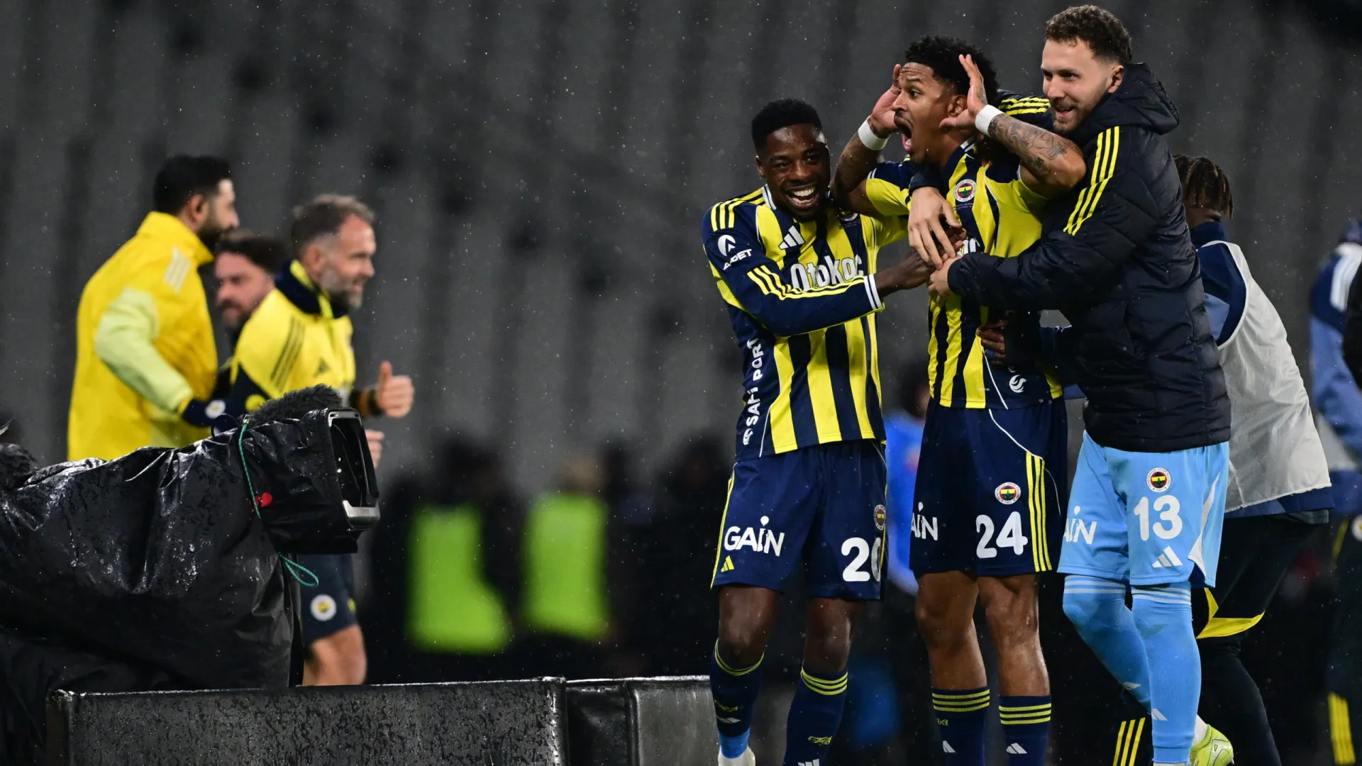 
                    Agressão a dirigente do Galatasaray vale prisão a jogadores do Fenerbahçe
                