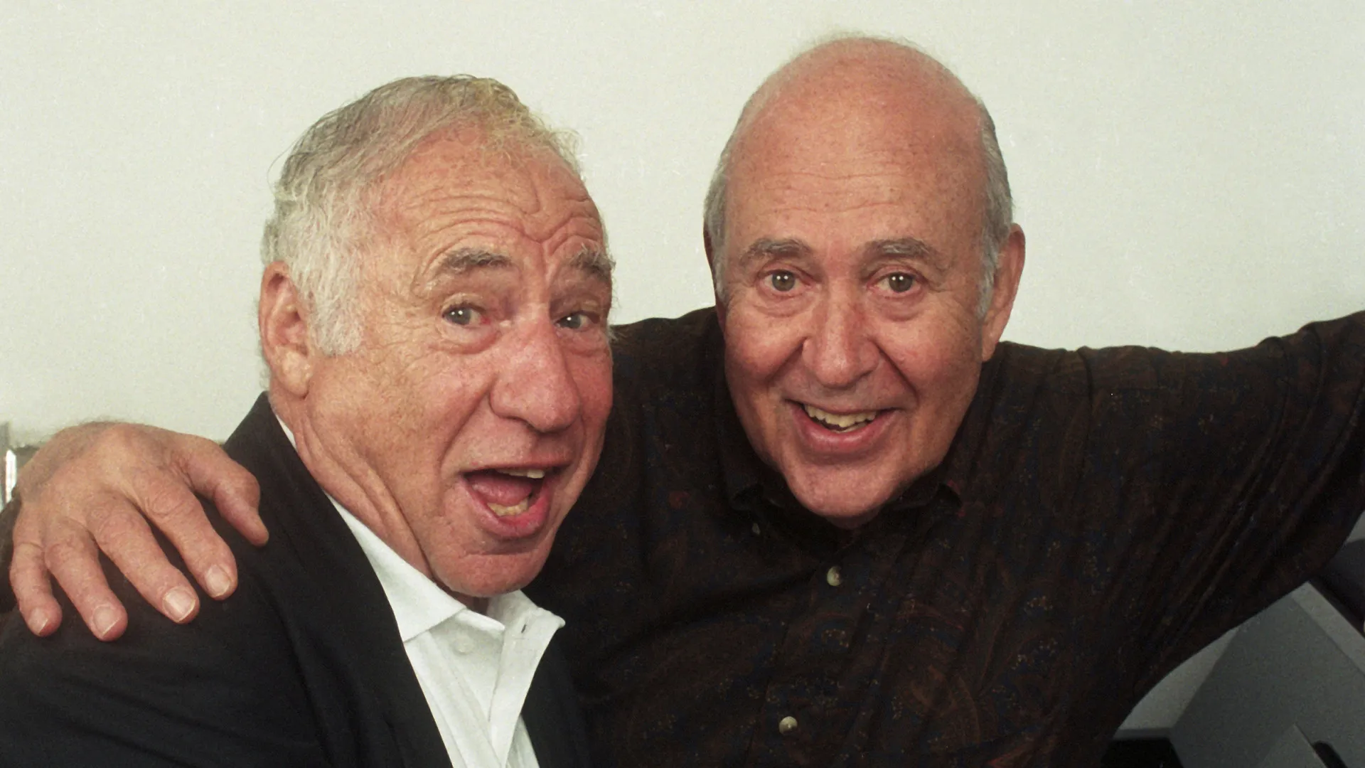 
                    Carl Reiner desmaiou no WC e morreu. Amigo Mel Brooks estava presente
                