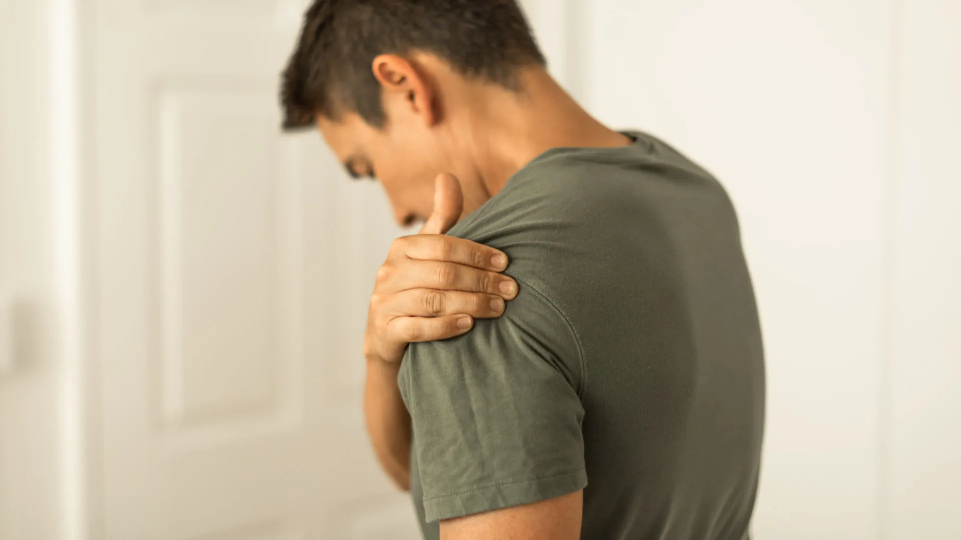 
                    É seguro treinar quando está com dores musculares? Fisioterapeuta explica
                