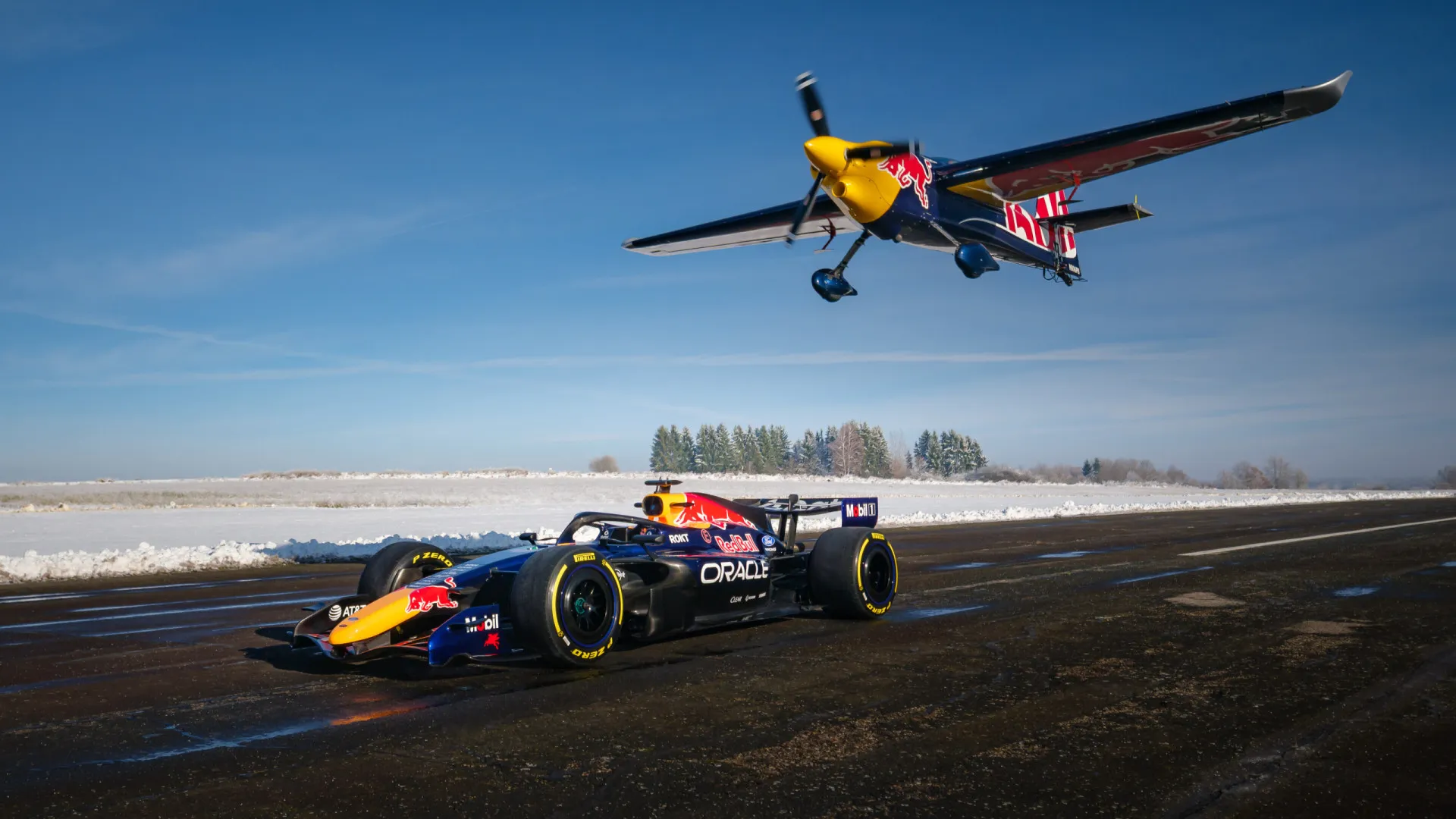 
                    Com 'ajuda' de avião, Red Bull revelou as suas cores para a Fórmula 1
                