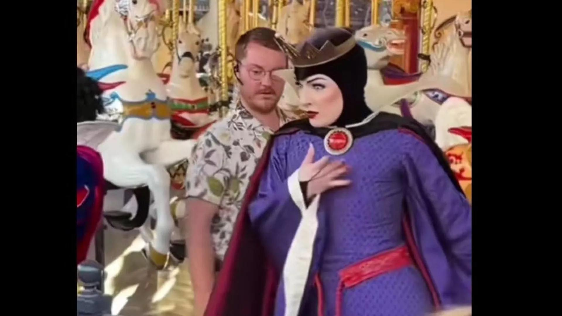 
                    Rainha Má da Disney torna-se viral pela sua atuação e acaba... despedida
                