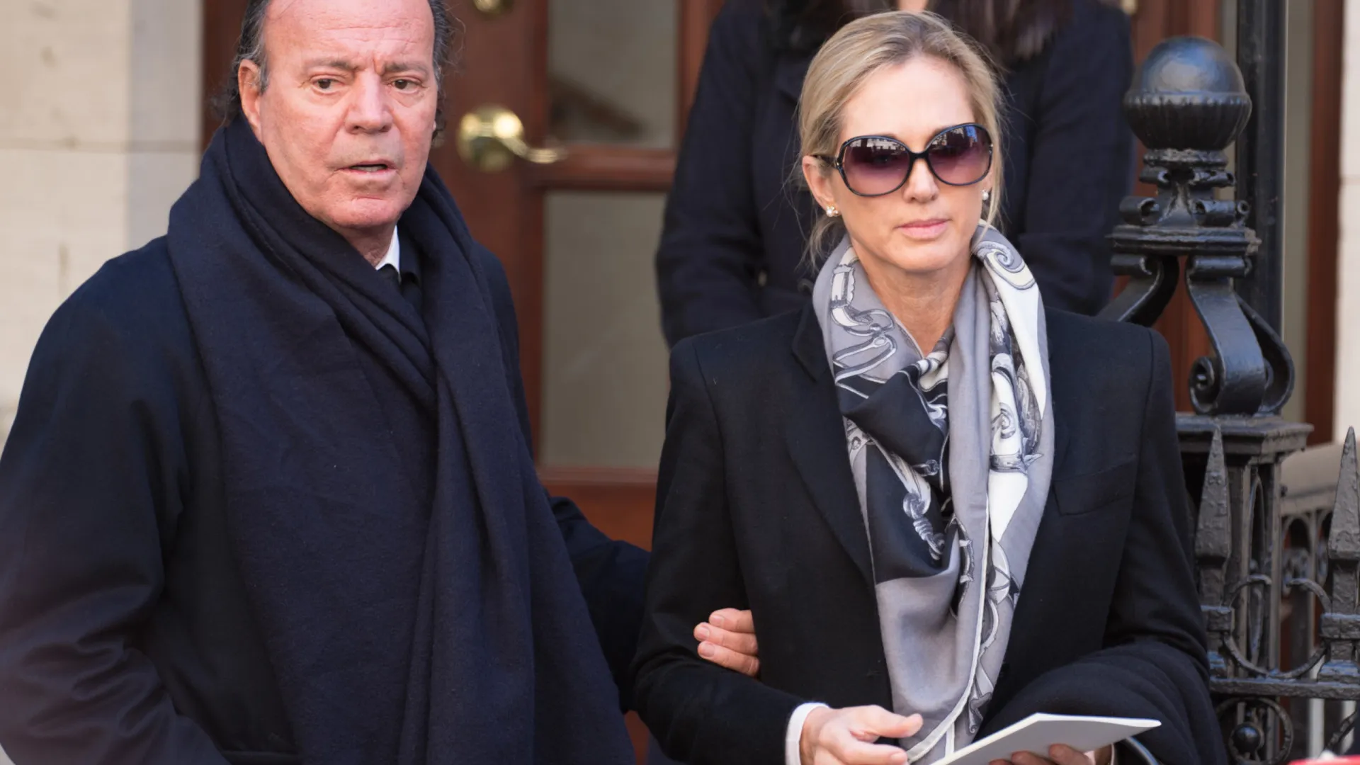 
                    Mulher de Julio Iglesias quebra silêncio após acusações contra cantor
                