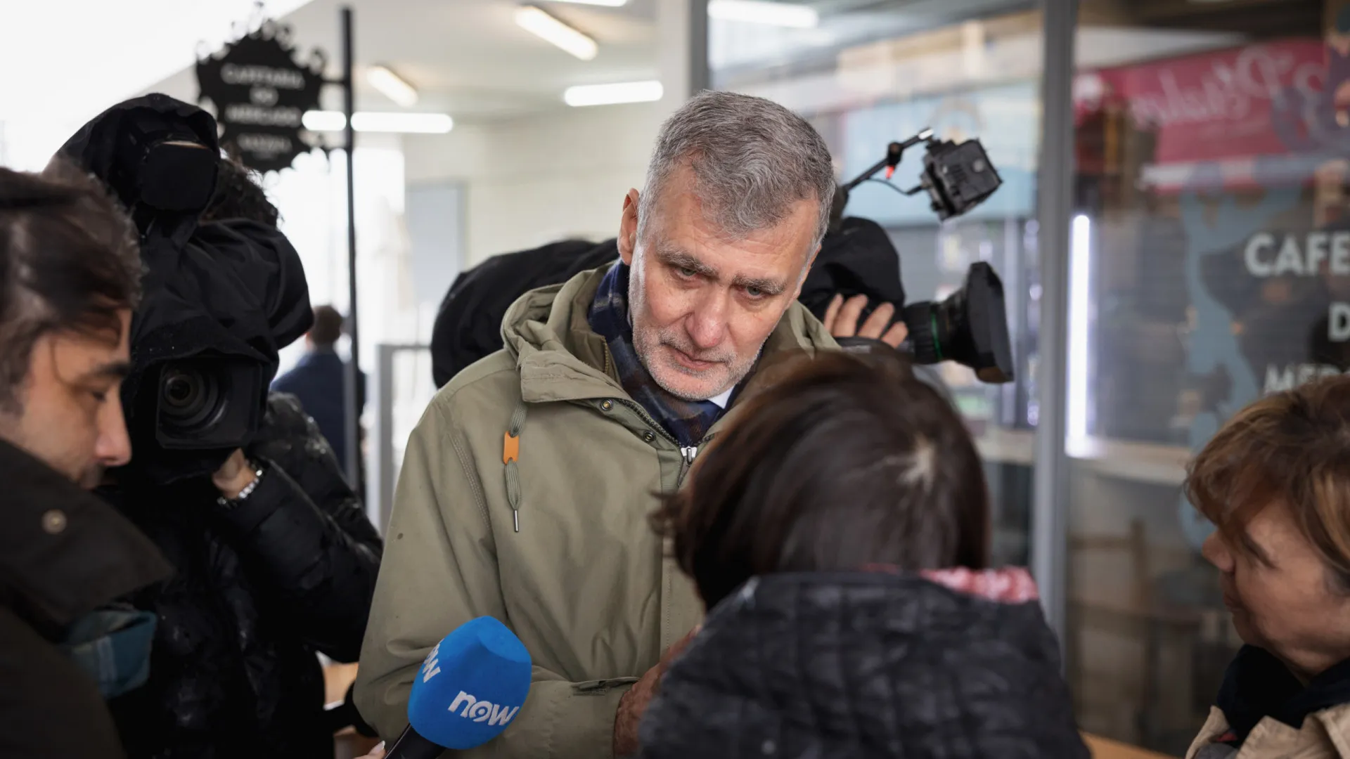 
                    Gouveia e Melo comove-se com senhora iraniana a chorar nos seus braços
                