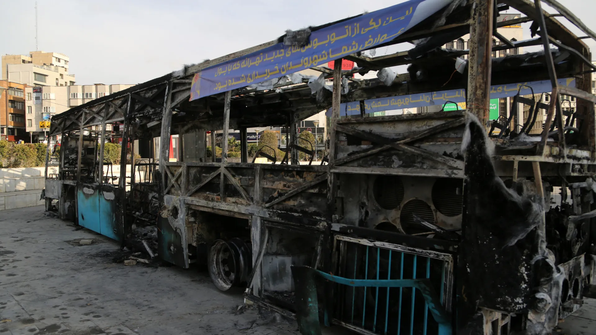 
                    Irão: Clérigo exige pena de morte para manifestantes e ameaça Trump
                