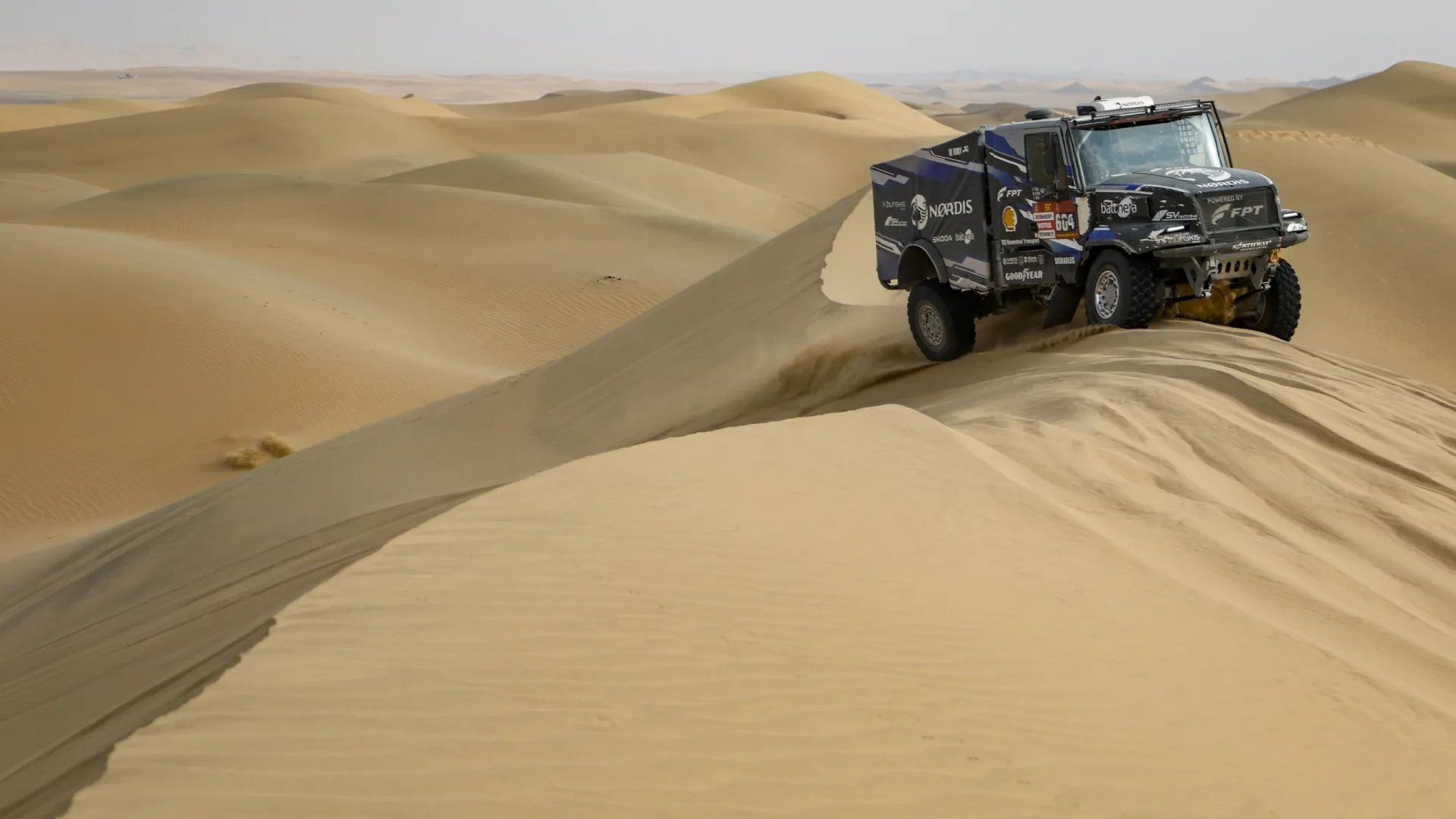 
                    Primeira vitória portuguesa no Dakar a uma etapa de distância
                