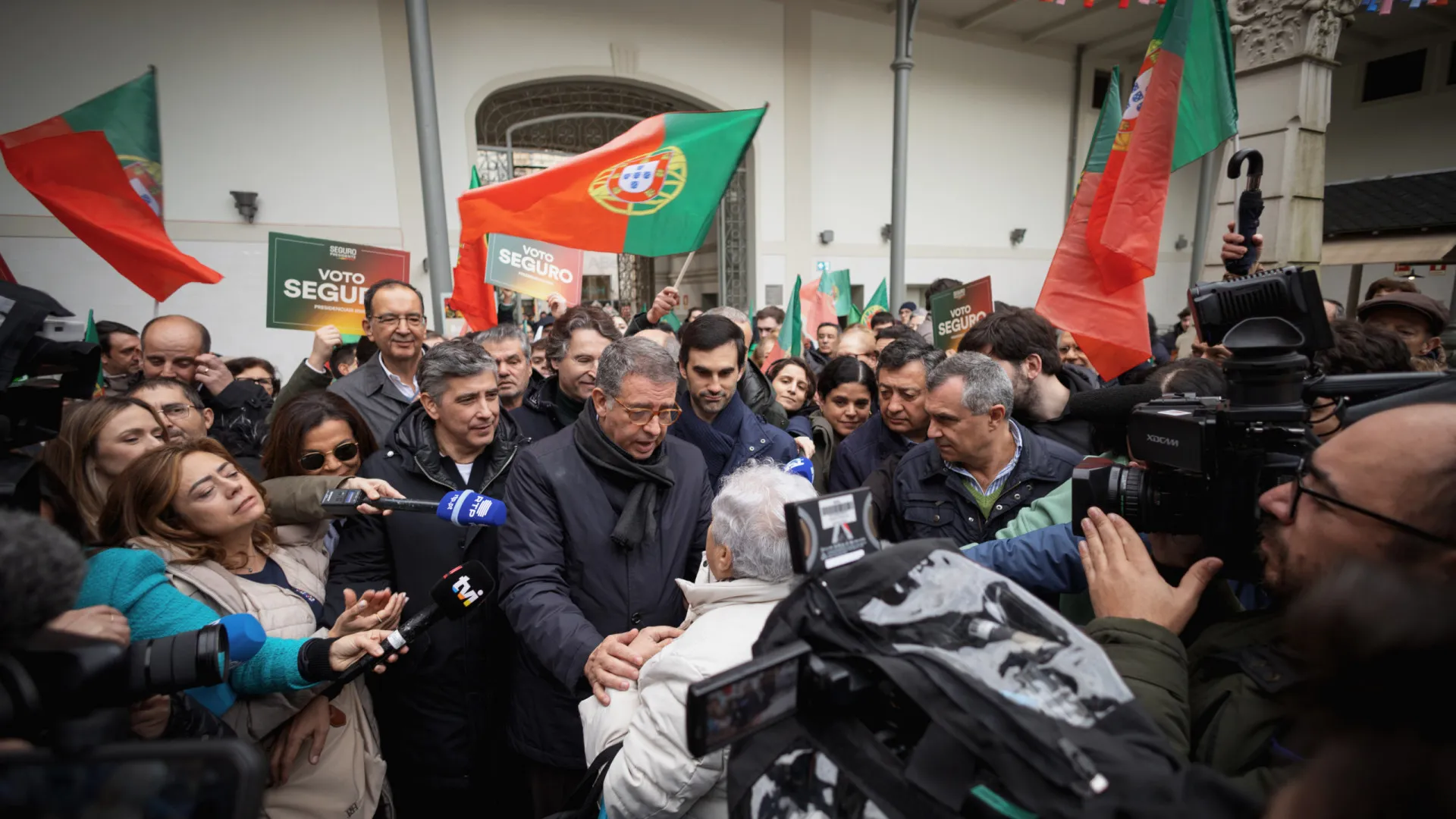 
                    Candidatos fazem o derradeiro apelo ao voto (com 2.ª volta na horizonte)
                