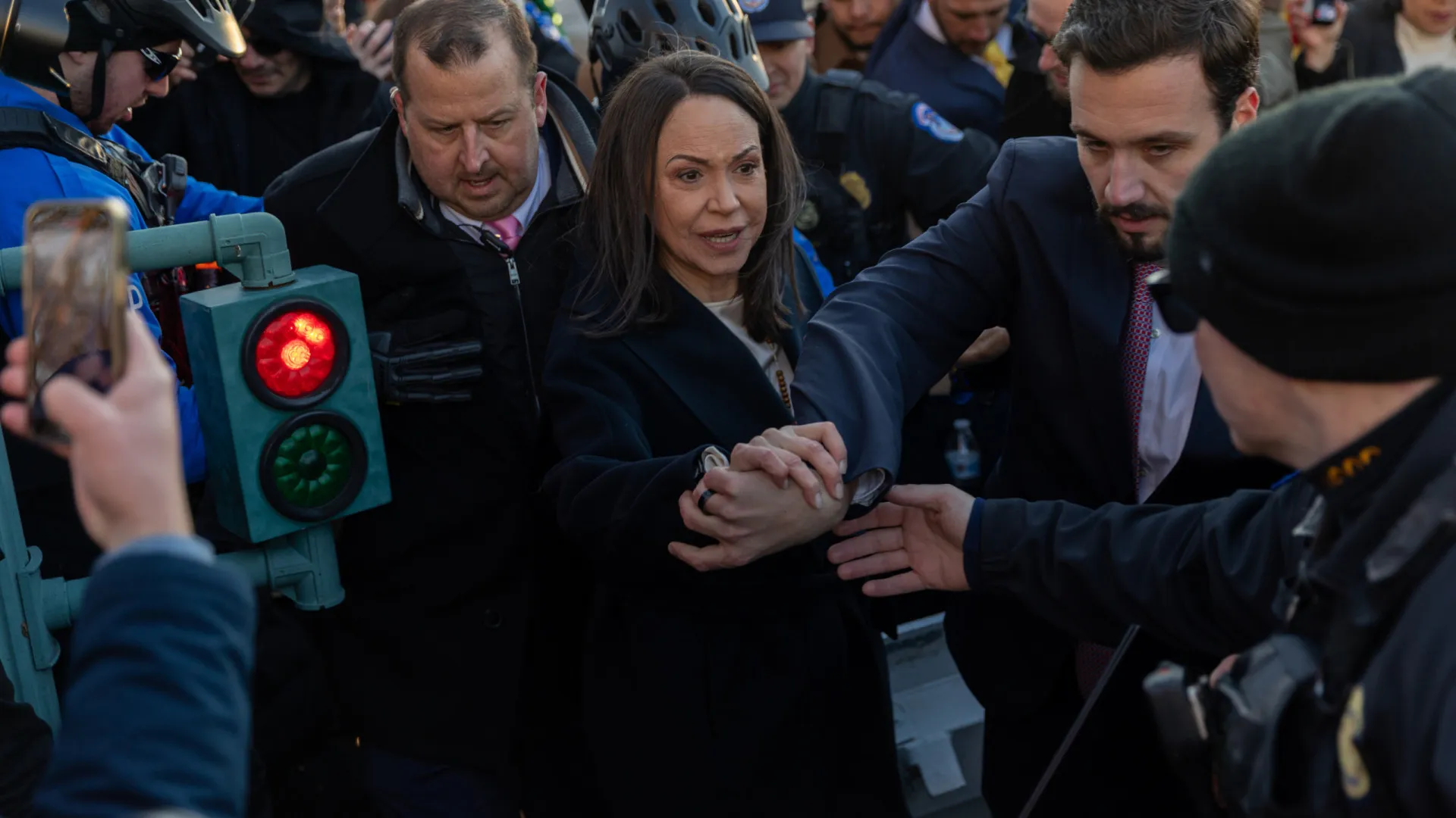 
                    Após entregar medalha, Nobel da Paz diz que será presidente da Venezuela
                