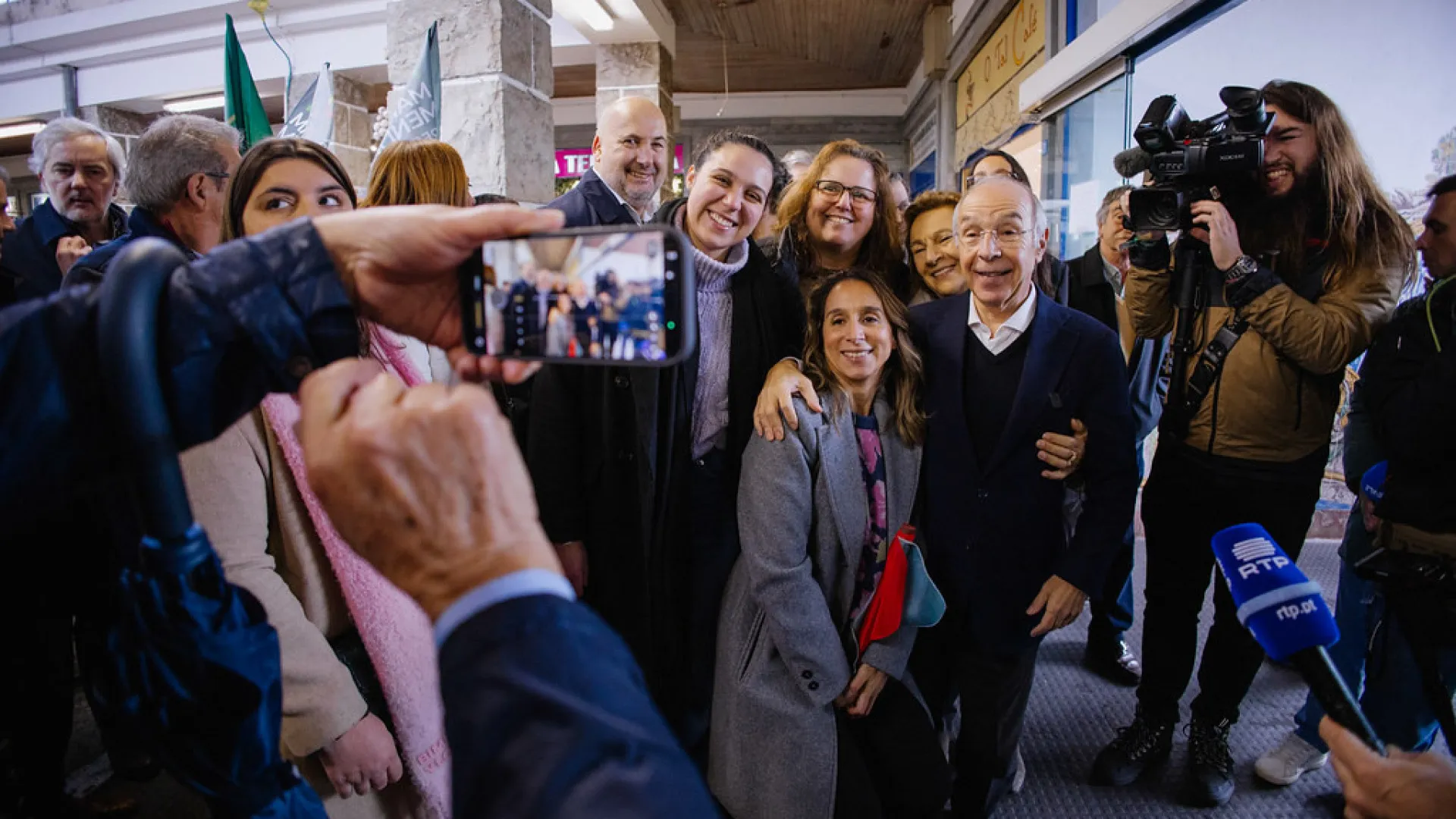 
                    Campanha entra na reta final. As selfies, abraços e últimas arruadas
                