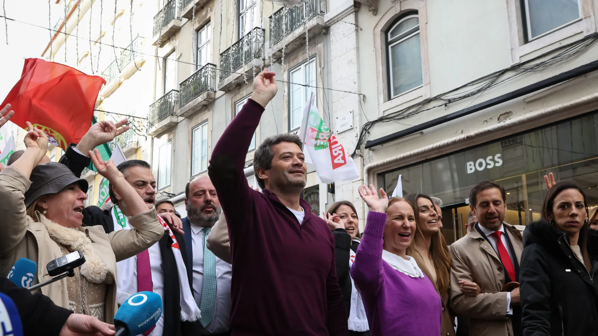 
                    Emigrantes dão vitória a Ventura na 1.ª volta e participação aumenta
                