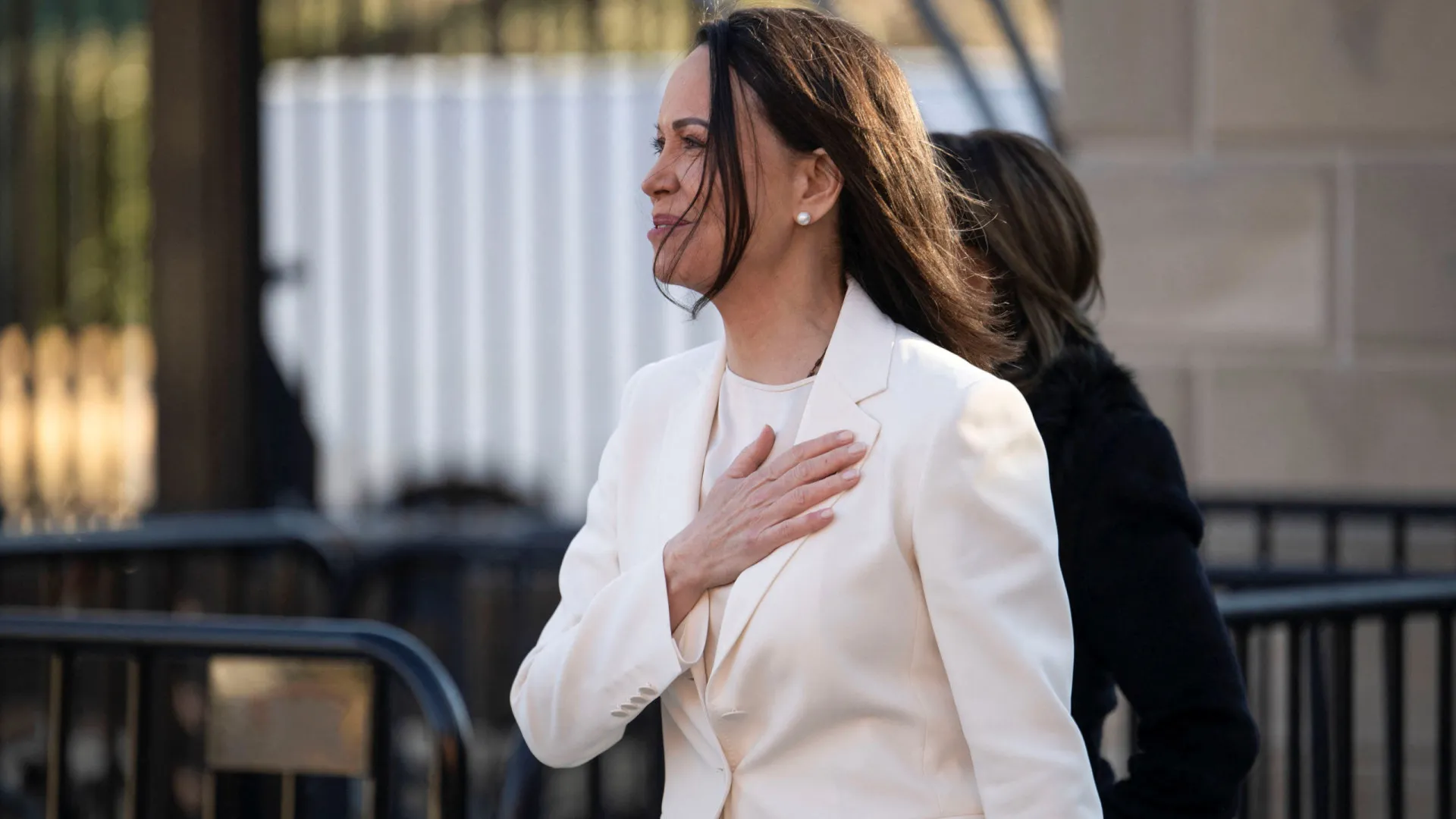 
                    Trump recebeu medalha e Corina recebeu saco de brindes: Com o quê?
                