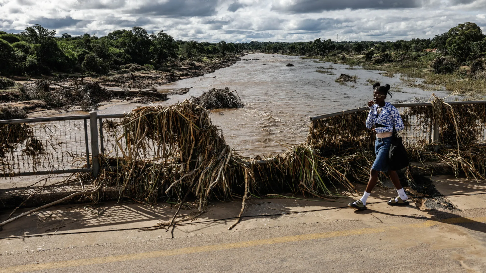 
                    Sobe para 30 número de mortes provocadas por inundações na África do Sul
                