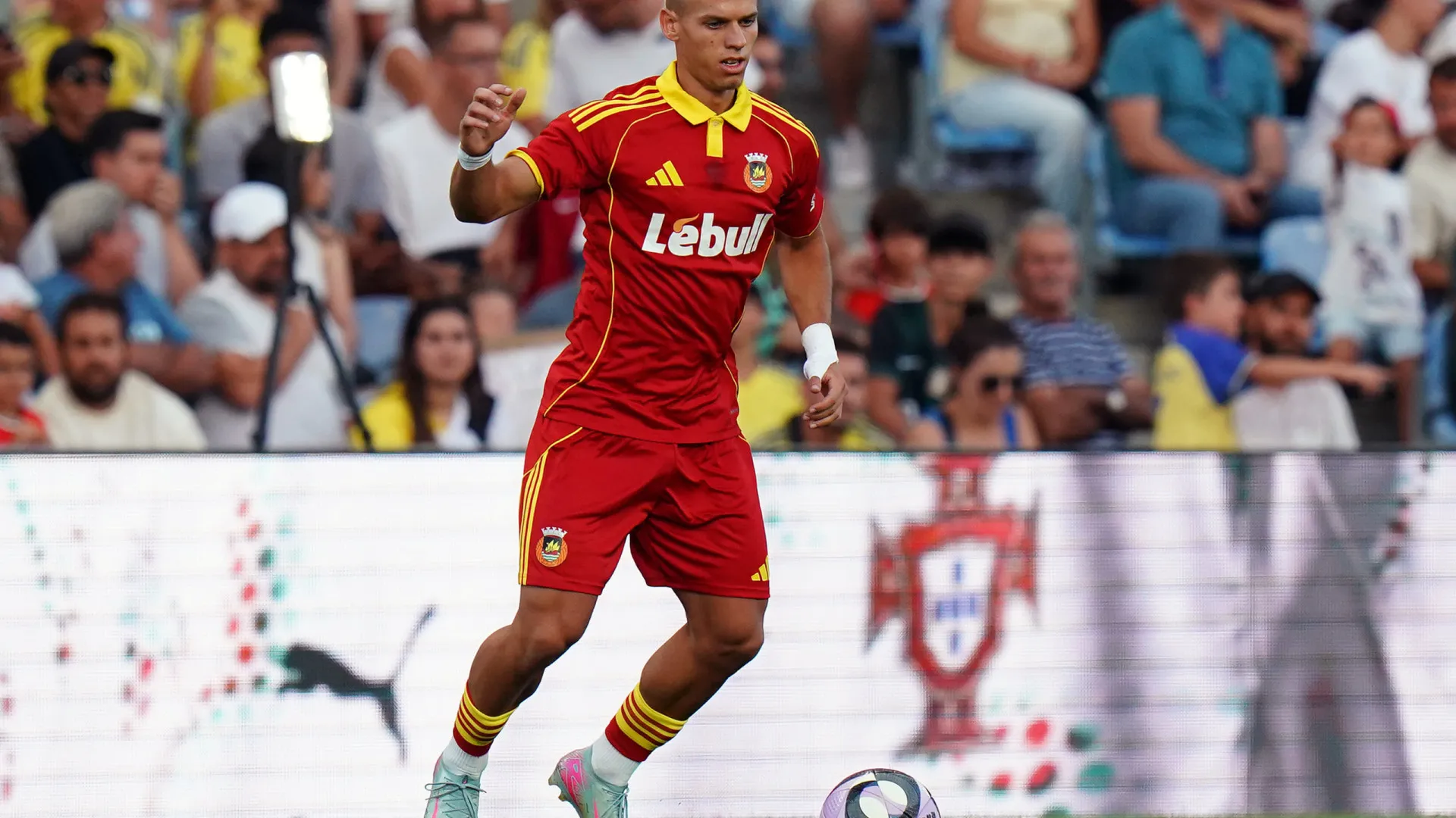 
                    Oficial: Rio Ave antecipa final do empréstimo do médio grego Bakoulas
                