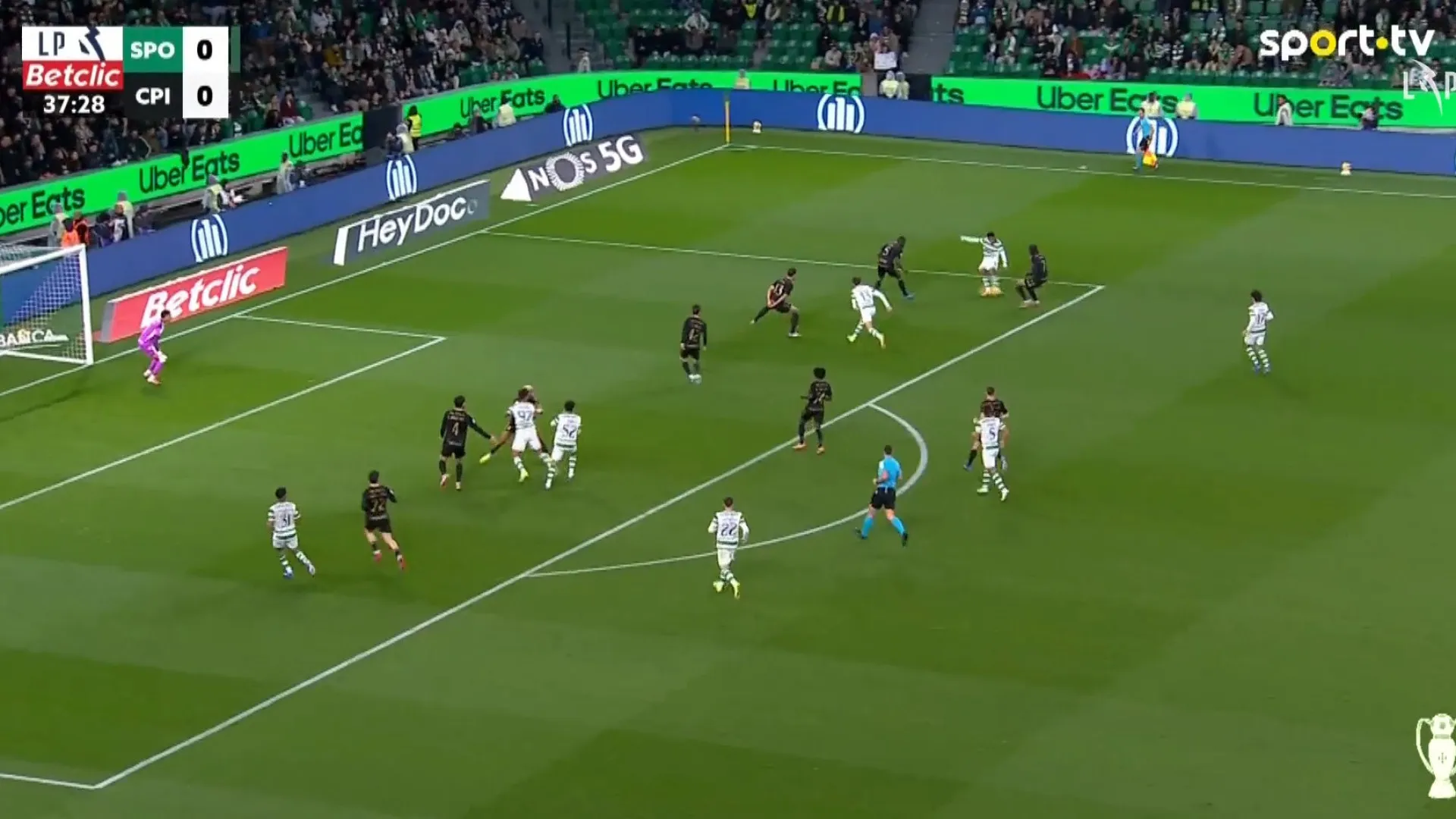 
                    Com sorte à mistura, Geny Catamo deu a vantagem ao Sporting com este golo
                