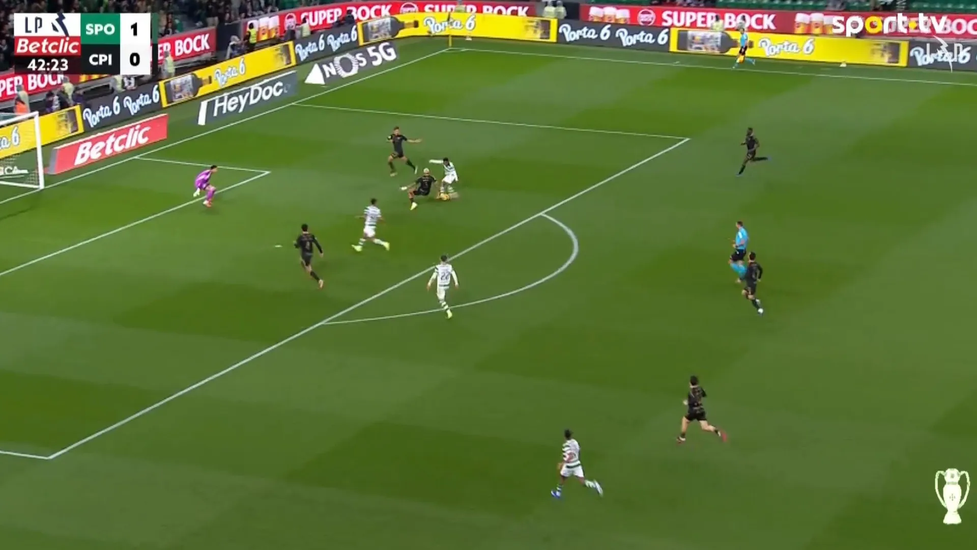 
                    Inácio fez de 'quarterback' e Geny Catamo bisou na partida à sua imagem
                