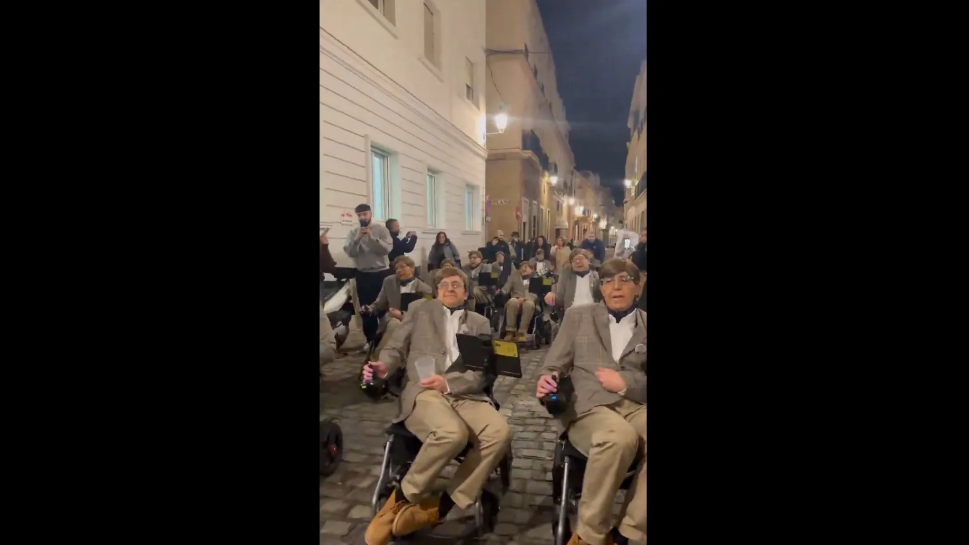 
                    Mascaram-se de Stephen Hawking para sensibilizar a população. O vídeo
                