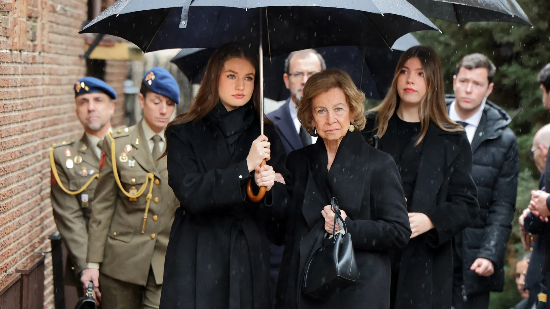 
                    Familia real espanhola reunida na despedida da princesa Irene da Grécia
                