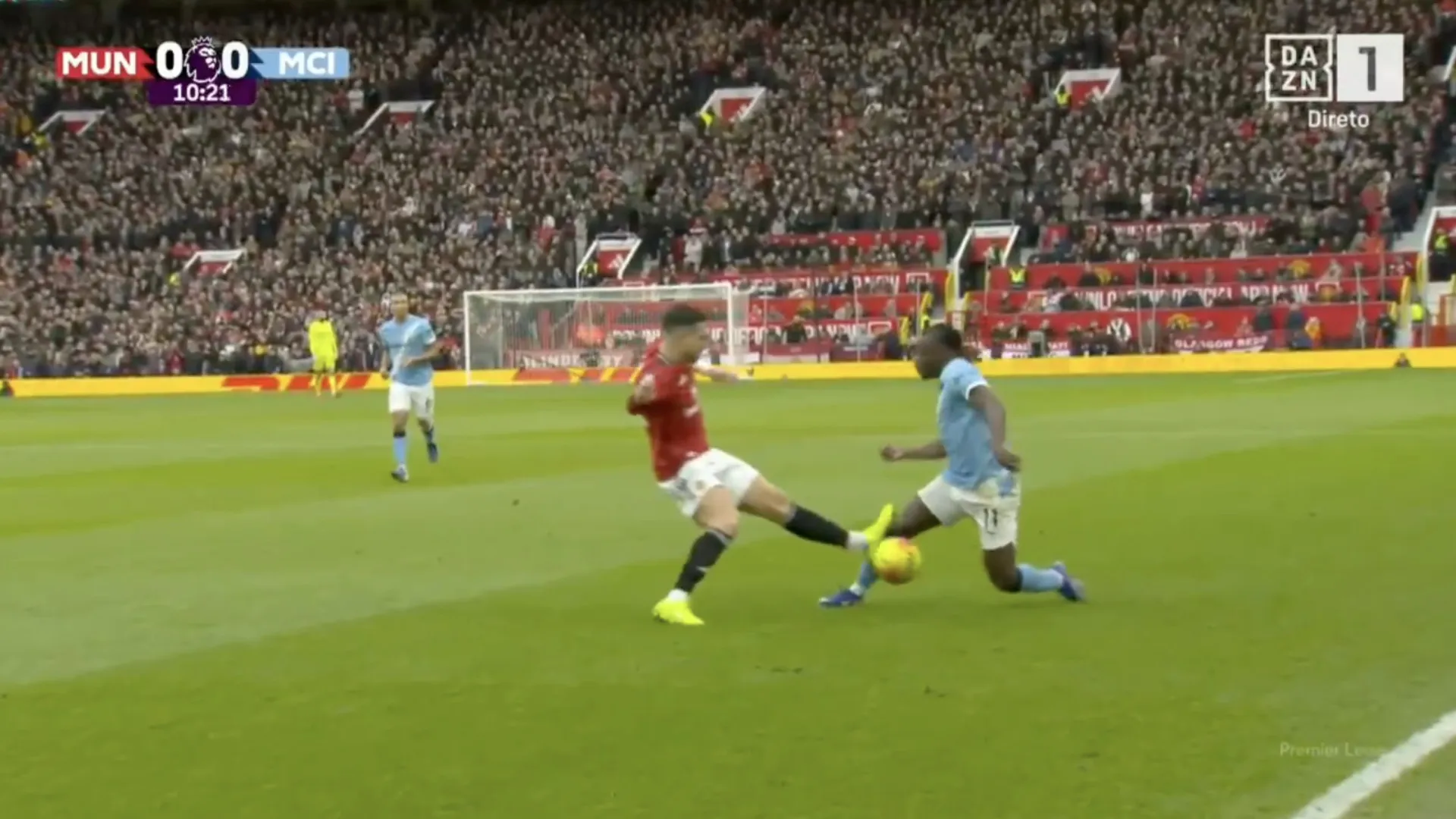 
                    Entrada 'feia' de Diogo Dalot deu polémica no dérbi de Manchester
                