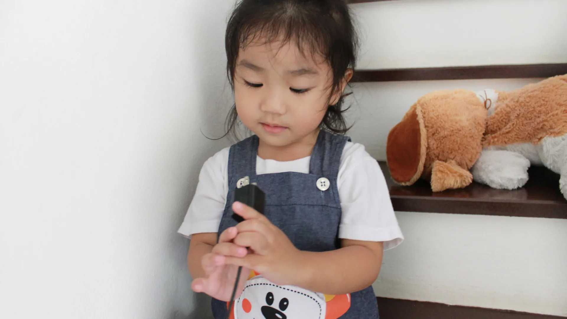 
                    Brasil: Bebé de 1 ano cai da cama e fica com carregador cravado na testa
                