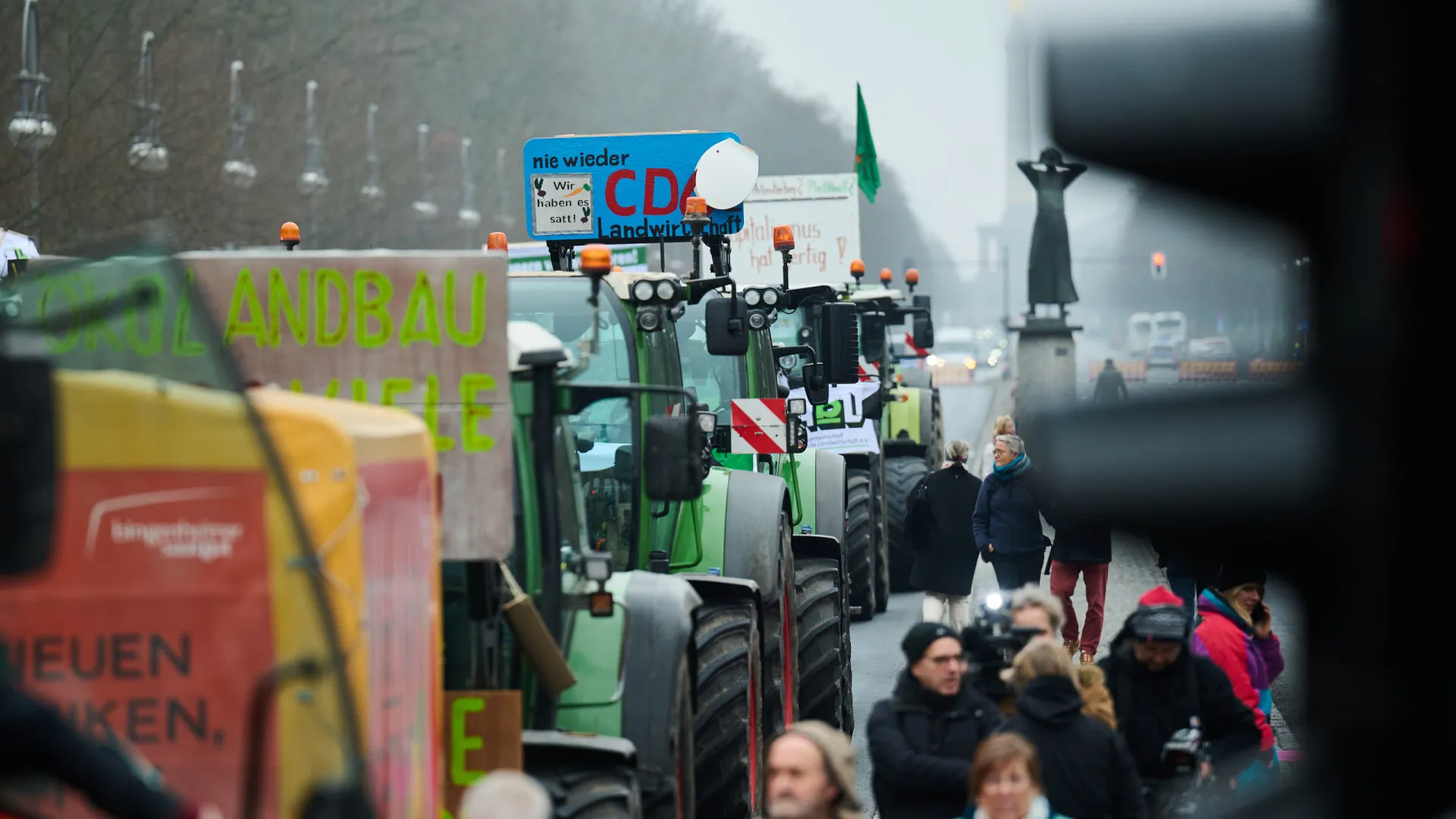 
                    UE/Mercosul. Mais de 2 mil pessoas saem à rua com tratores em Berlim
                