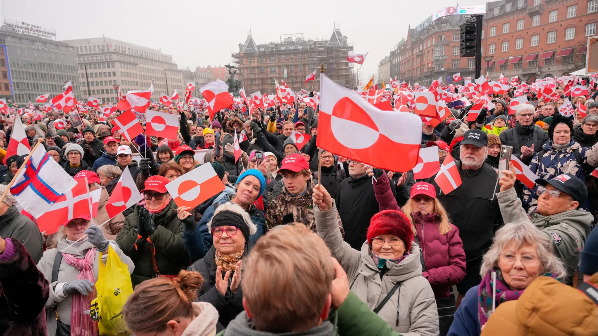 
                    Gronelândia. Ministra dinamarquesa junta-se aos protestos: 