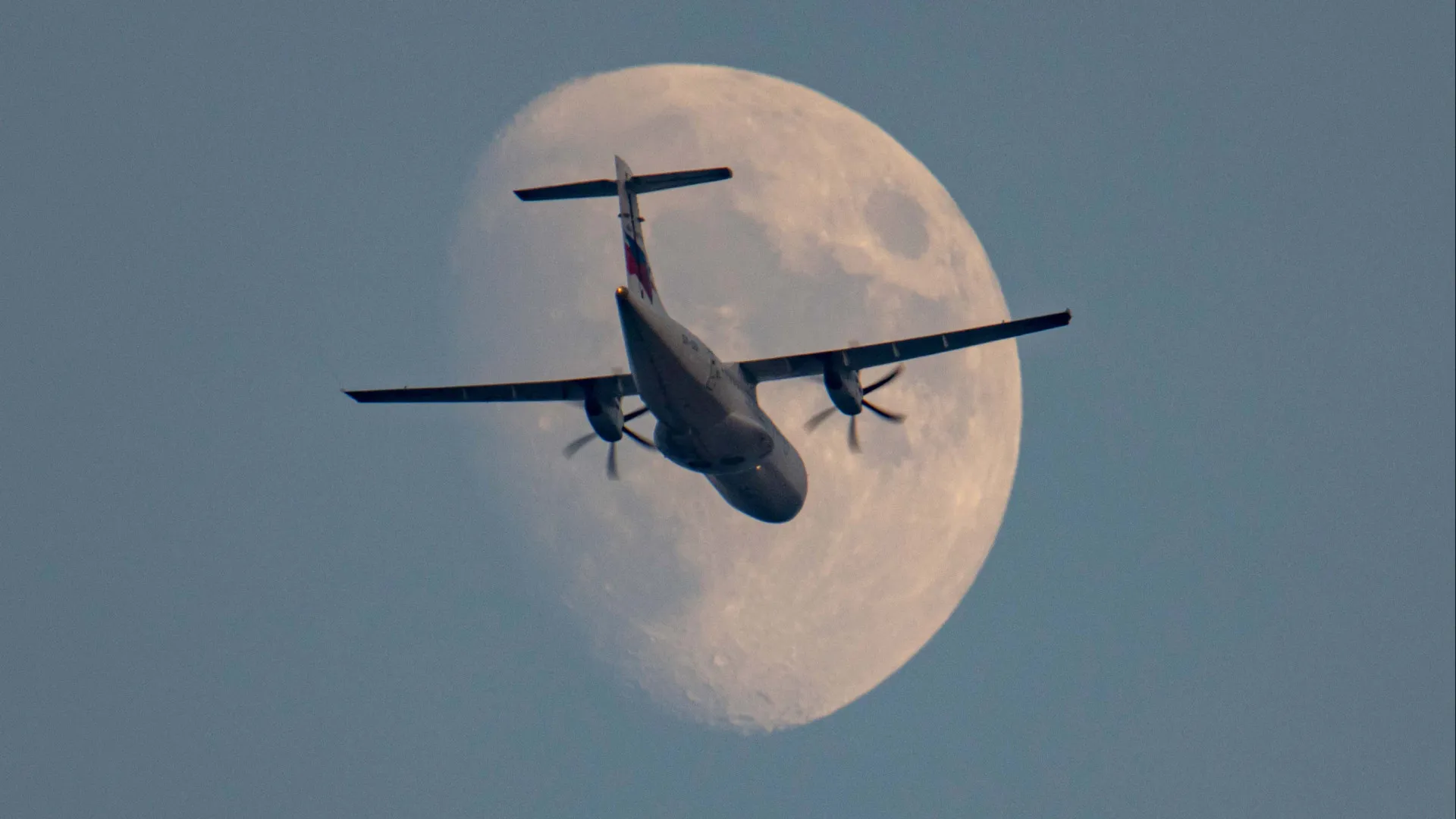 
                    Avião com 11 pessoas a bordo desaparecido na Indonésia
                