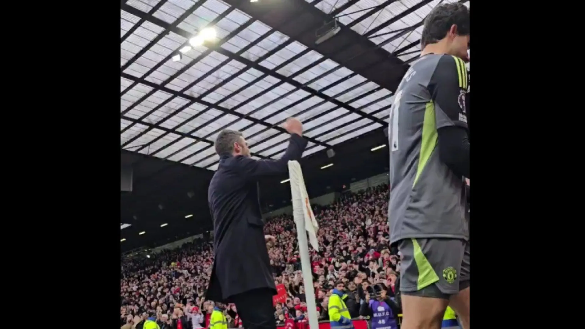 
                    Carrick festejou assim primeiro triunfo do United… após a saída de Amorim
                