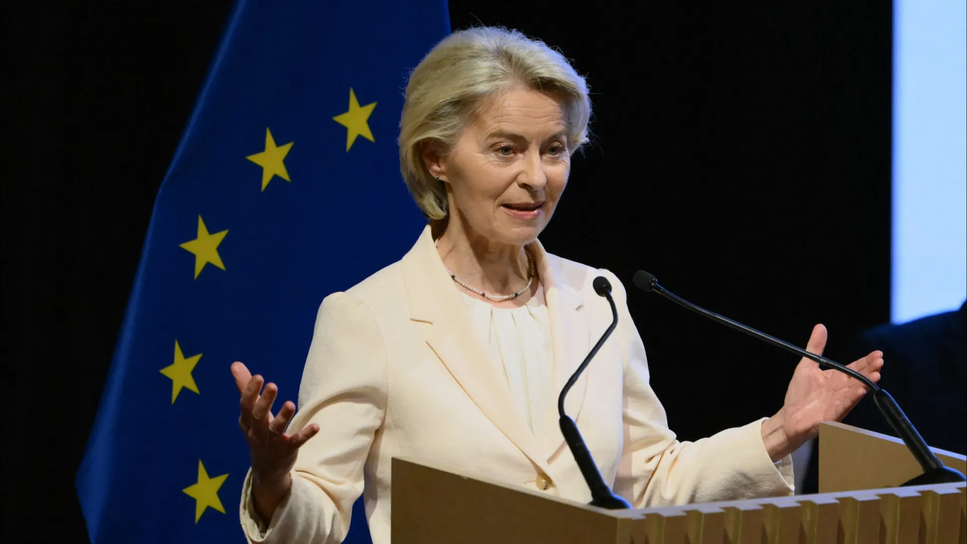 
                    Bruxelas avisa que tarifas podem desencadear 