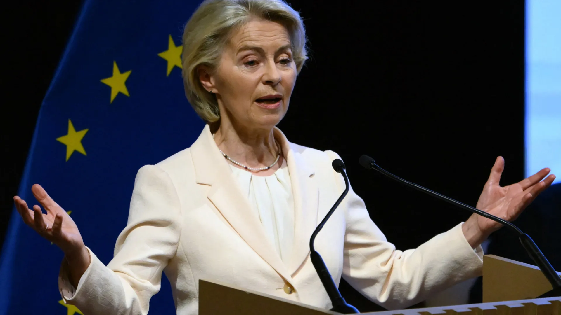 
                    Von der Leyen recorda a Zelensky que UE é quem 