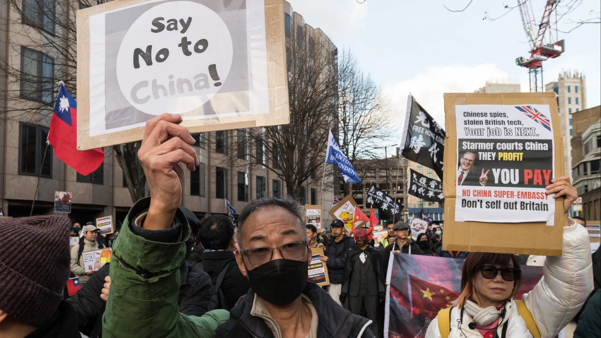 
                    Protesto contra mega embaixada chinesa agita Londres
                