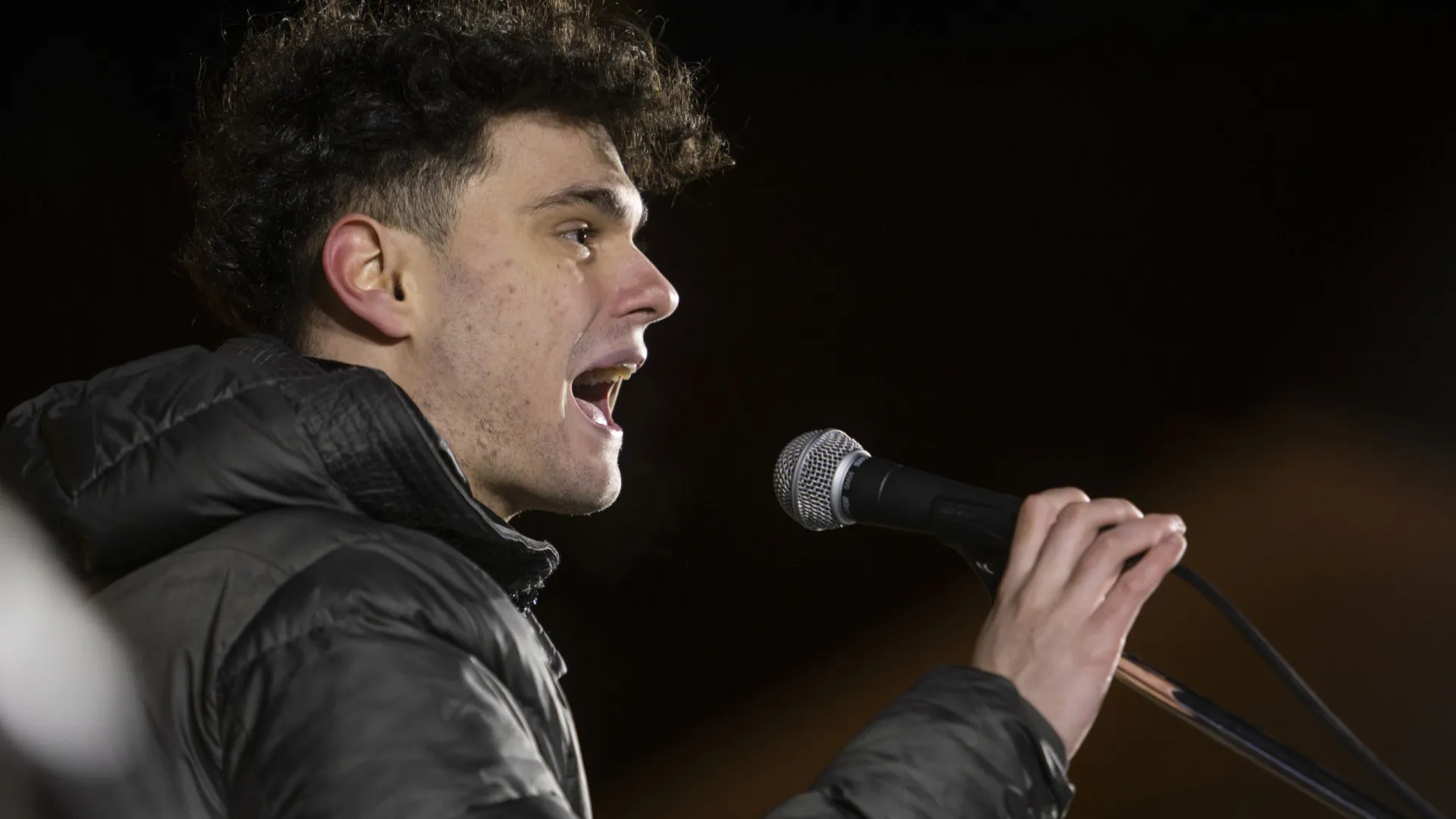 
                    Milhares protestam na Sérvia enquanto estudantes lideram luta contra governo
                