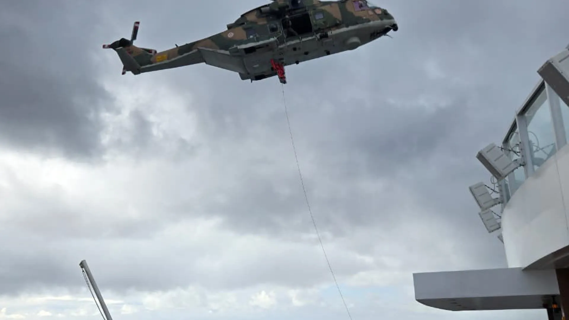 
                    Marinha coordena resgate de idosa britânica de navio cruzeiro. Há vídeo
                