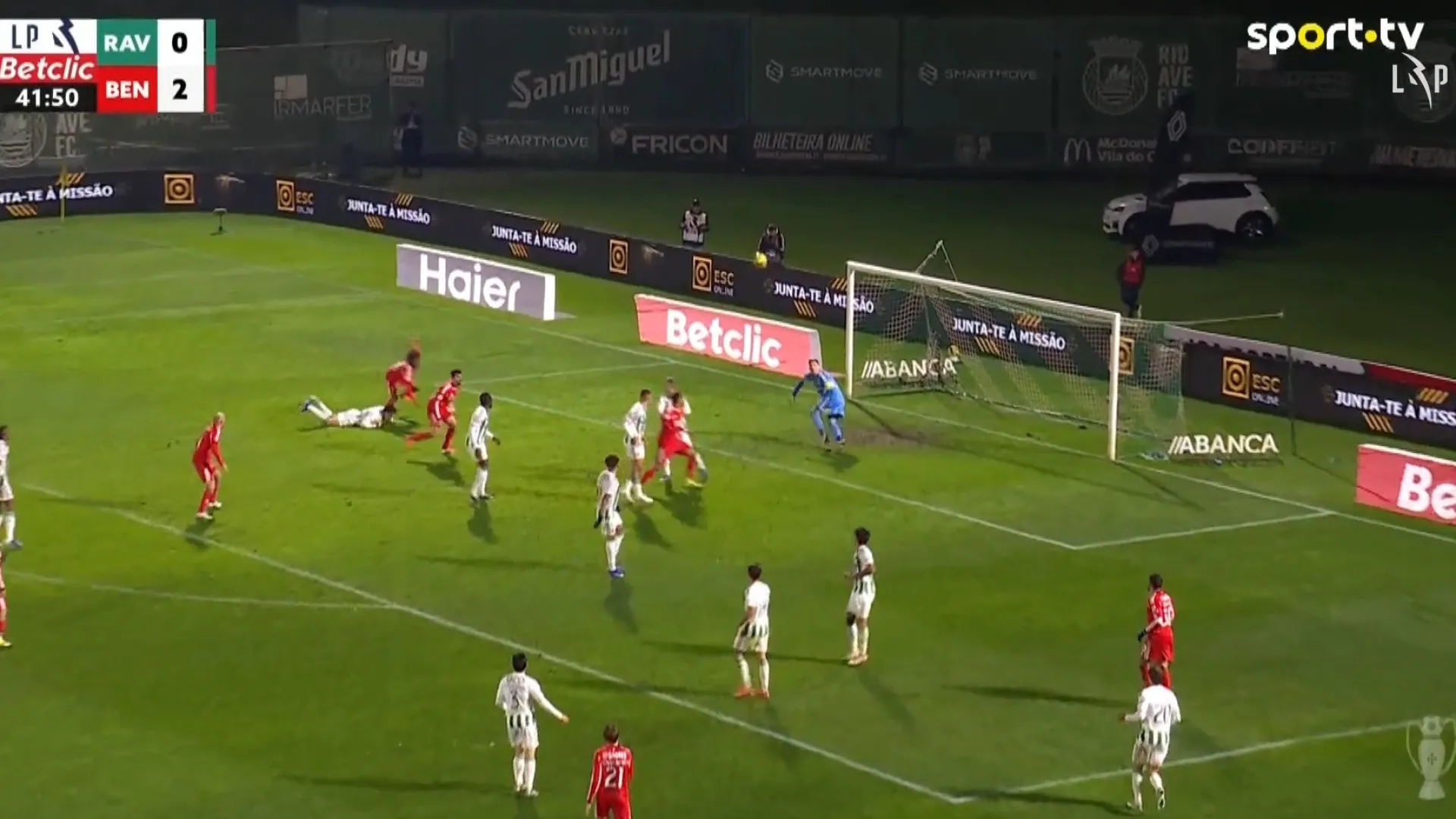 
                    Razões de queixa? Benfica pediu penálti… por rasteira com a cabeça
                