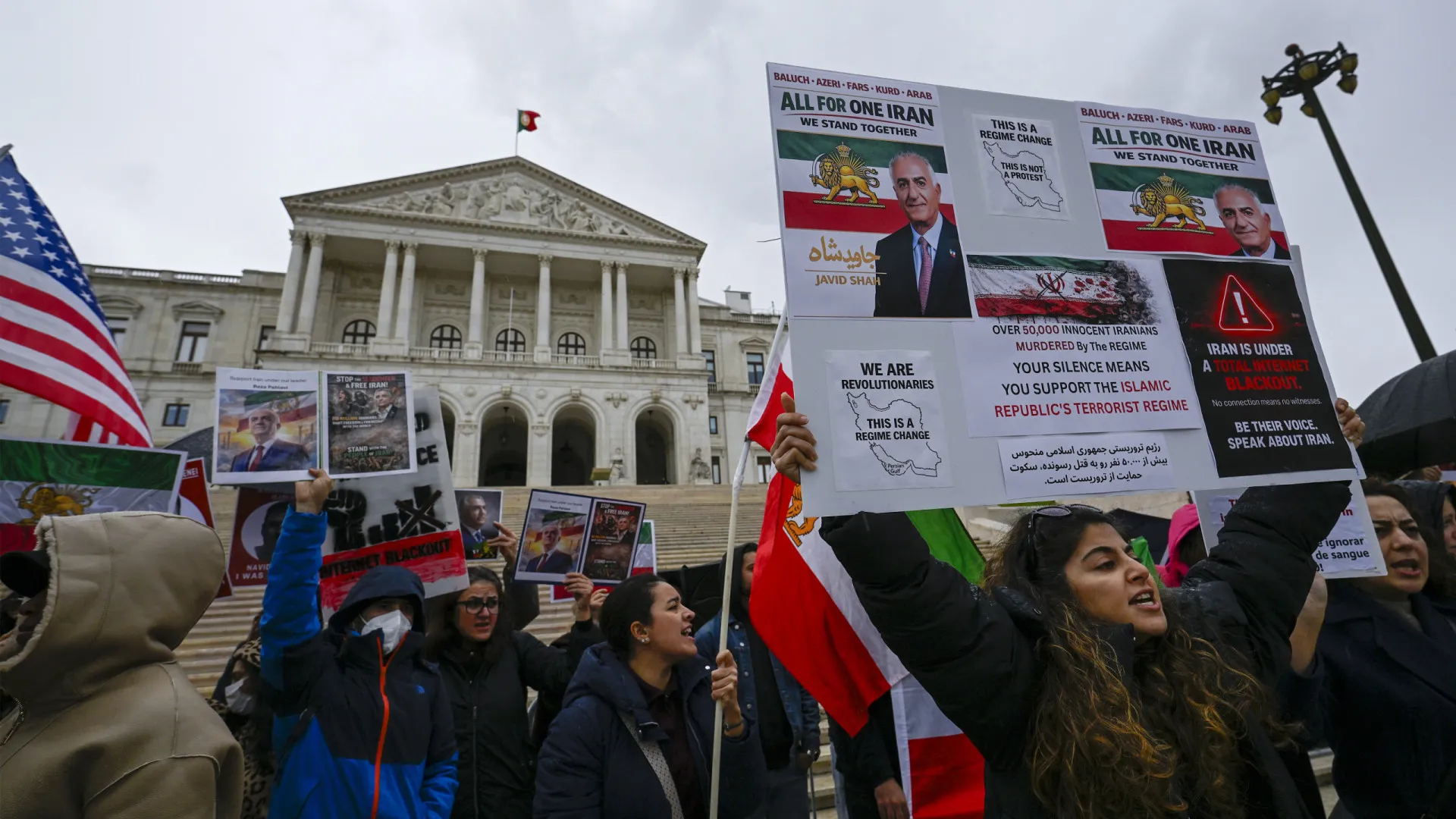 
                    Dezenas em frente à AR denunciaram 