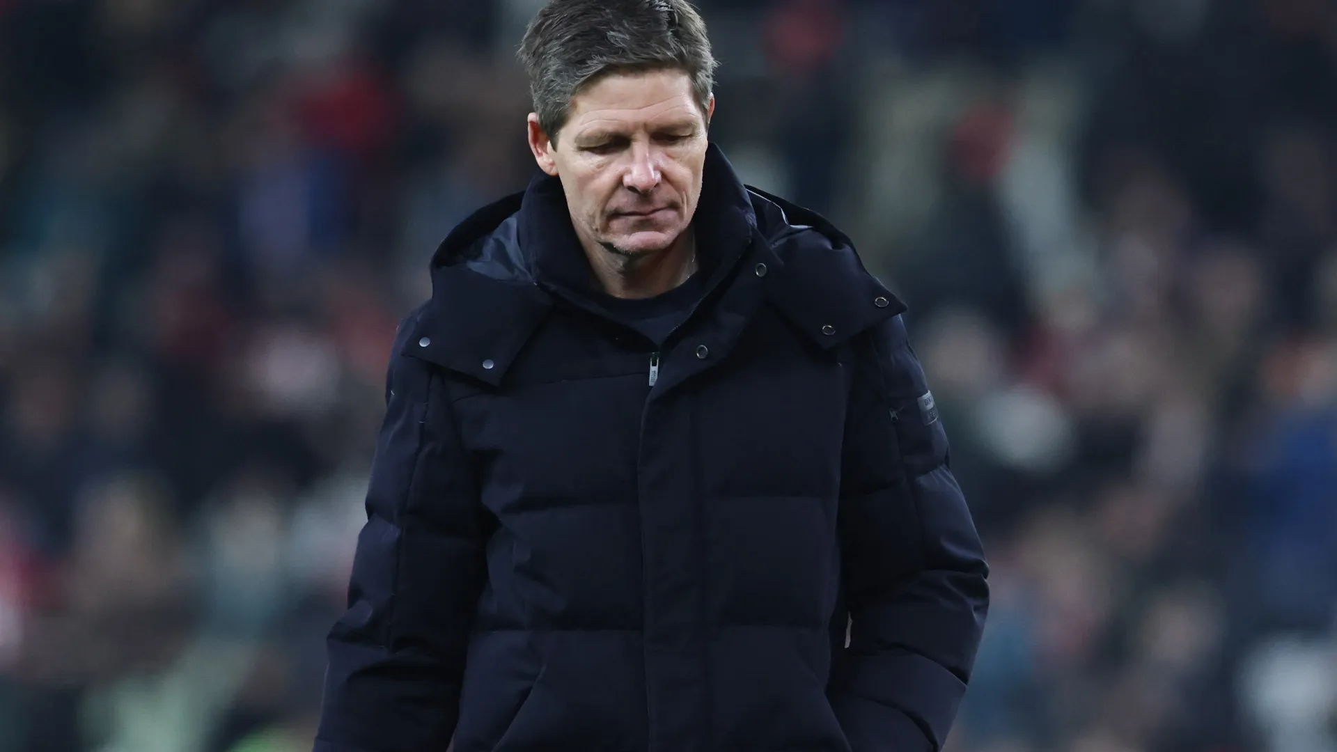 
                    Oliver Glasner 'explode' contra direção do Palace: 