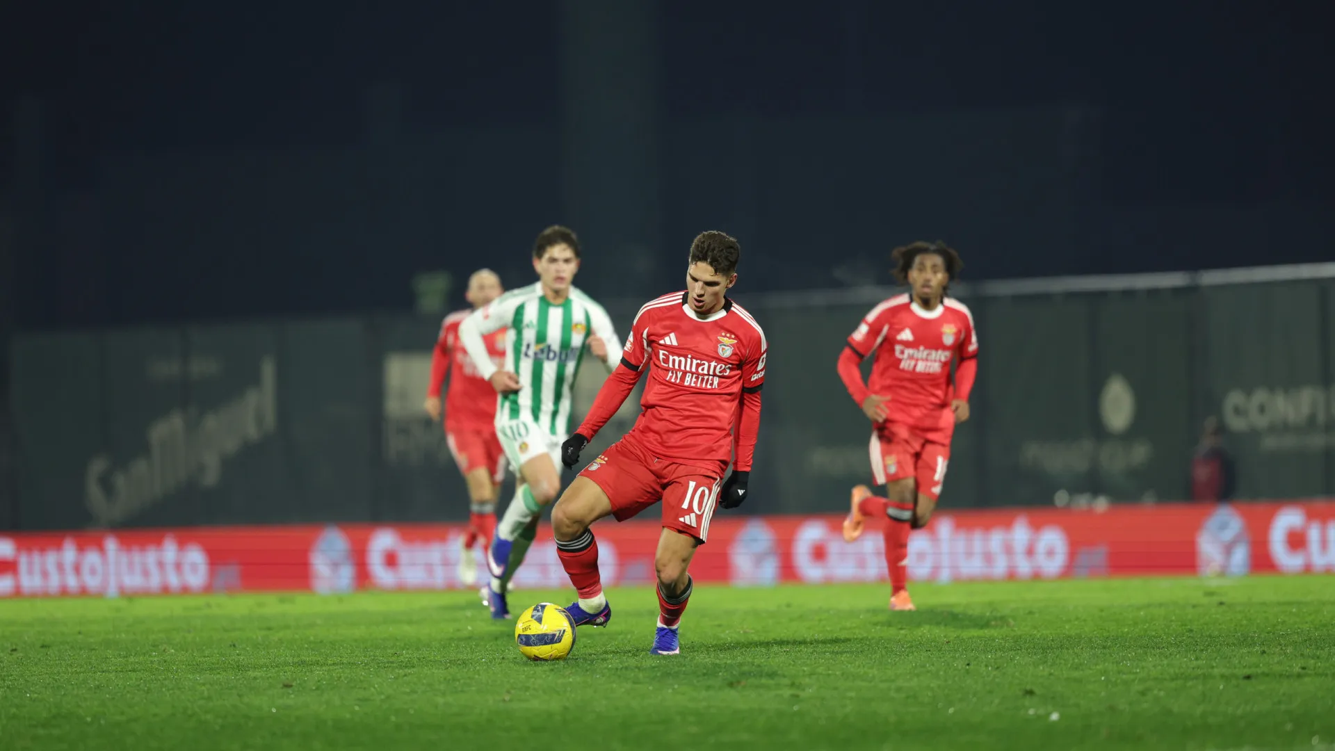 
                    Benfica deu 'arcos' ao Rio Ave com Sudakov no centro do furacão encarnado
                