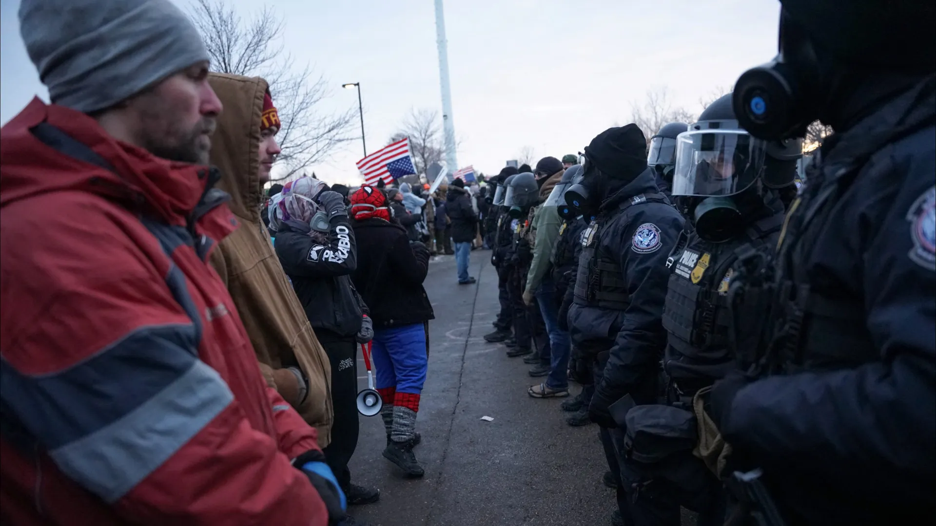 
                    Manifestantes pró e anti-ICE enfrentam-se durante repressão à imigração
                