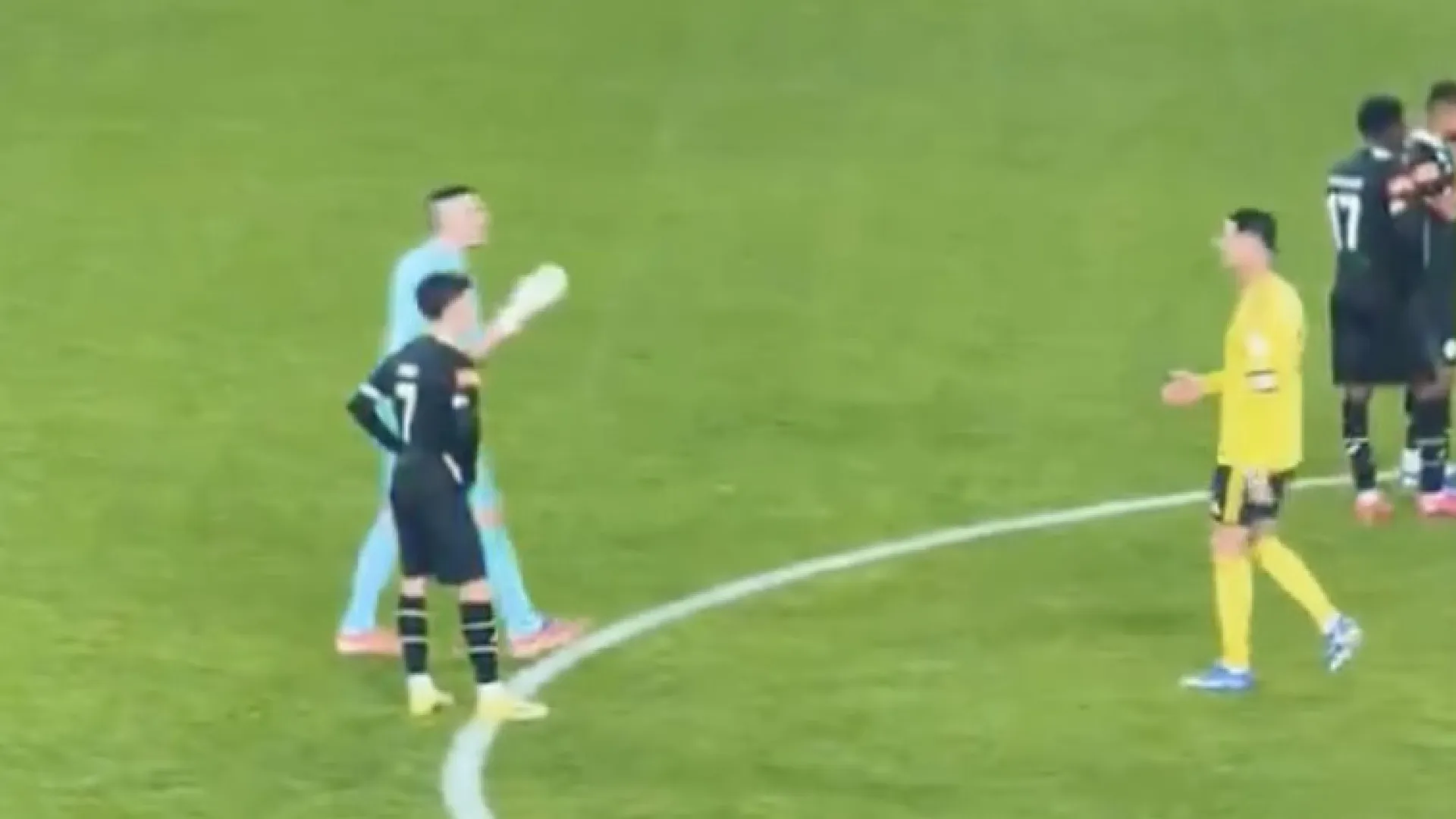 
                    Da provocação ao abraço. Gesto de Cristiano Ronaldo está a dar que falar
                