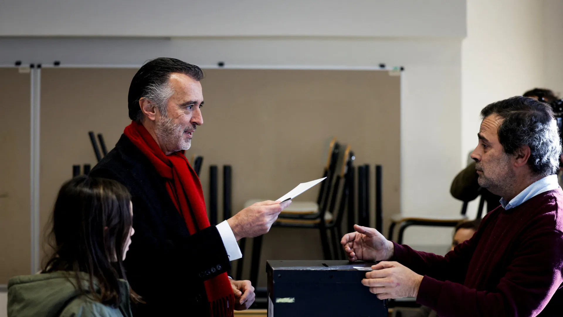 
                    Aplausos no quartel-general de Cotrim à possível 2.ª volta com Ventura
                