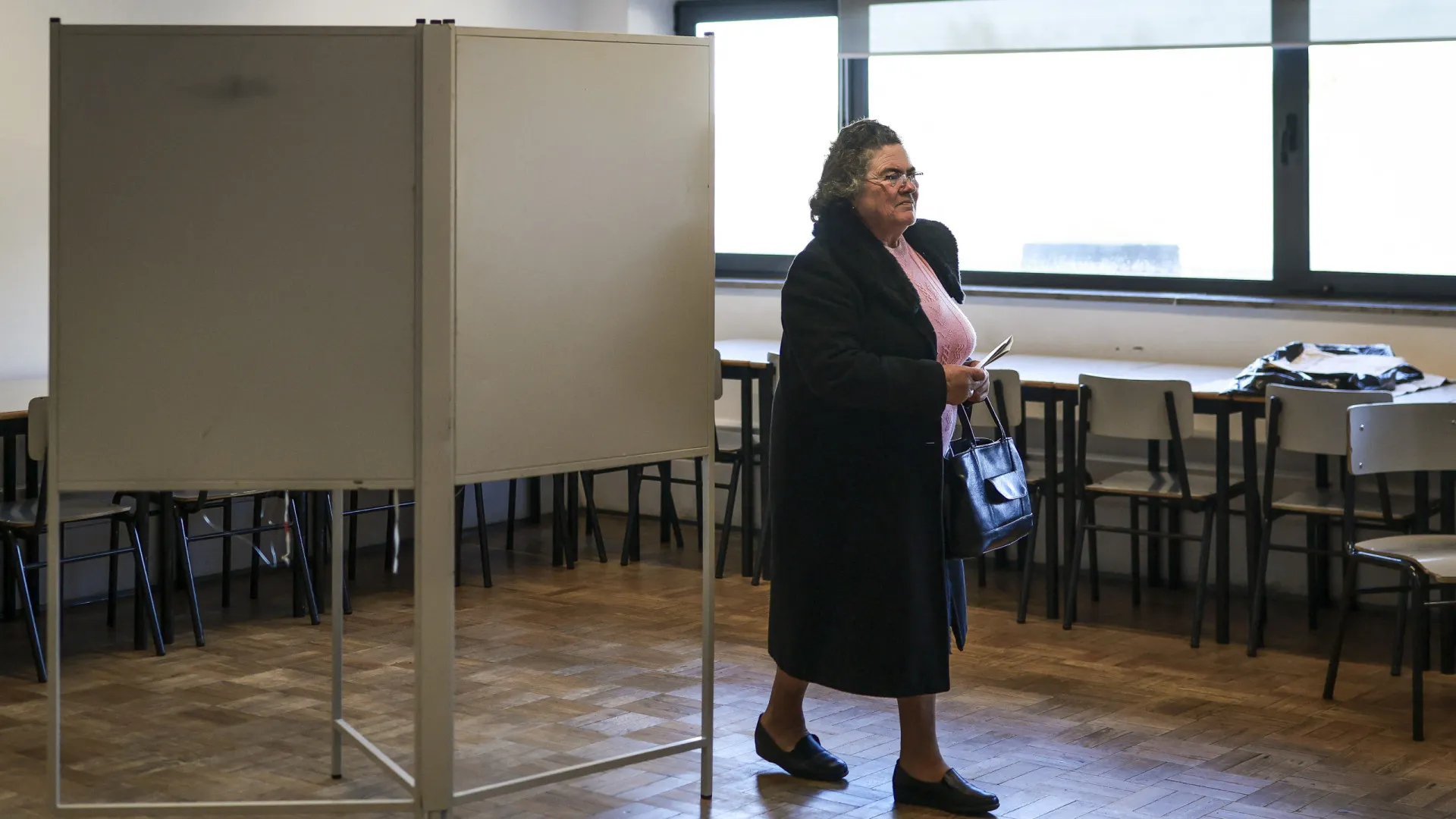 
                    Portugueses desafiam distância para votar presencialmente em Londres
                