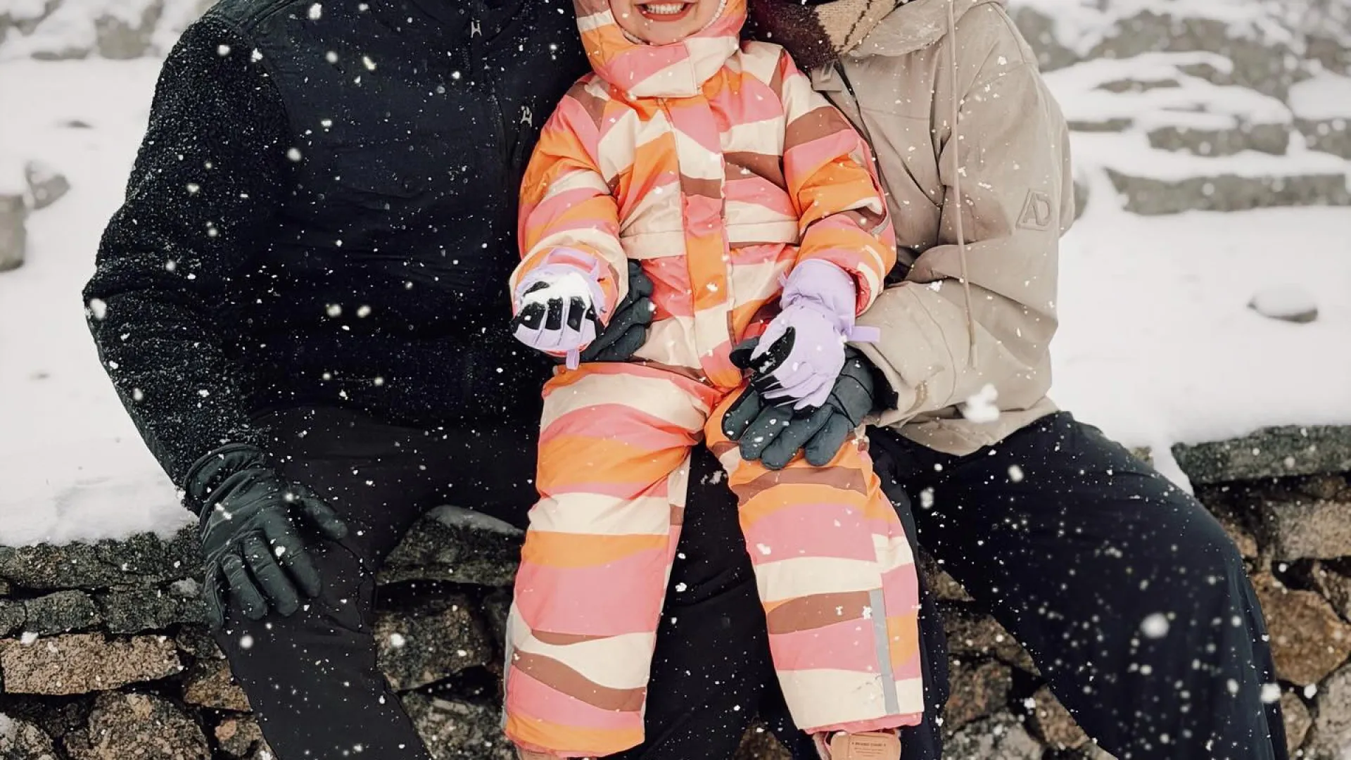 
                    Sara Prata vive dias mágicos em família na neve: 