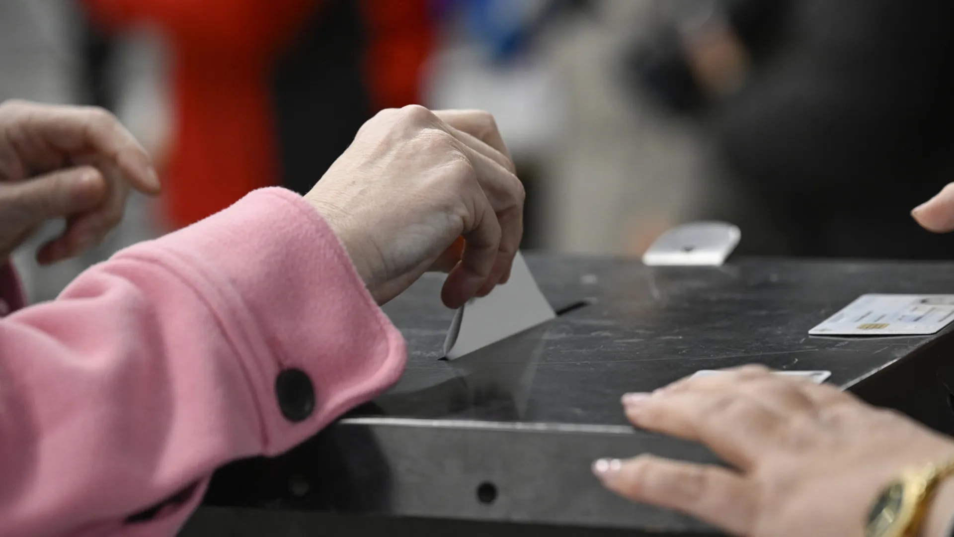 
                    CNE apela ao voto apesar de mau tempo. Eleições adiadas em 16 freguesias
                