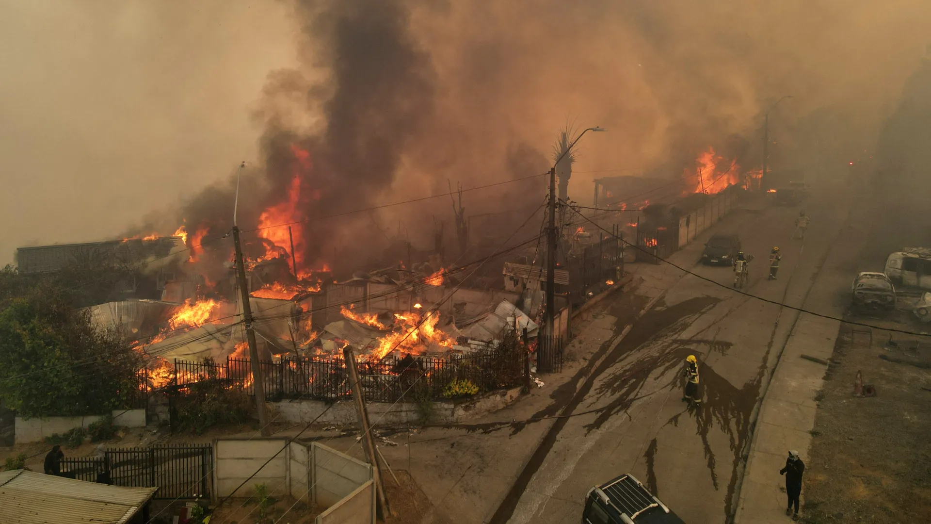 
                    Incêndios no Chile já causaram 15 mortos e causaram evacuações em massa
                