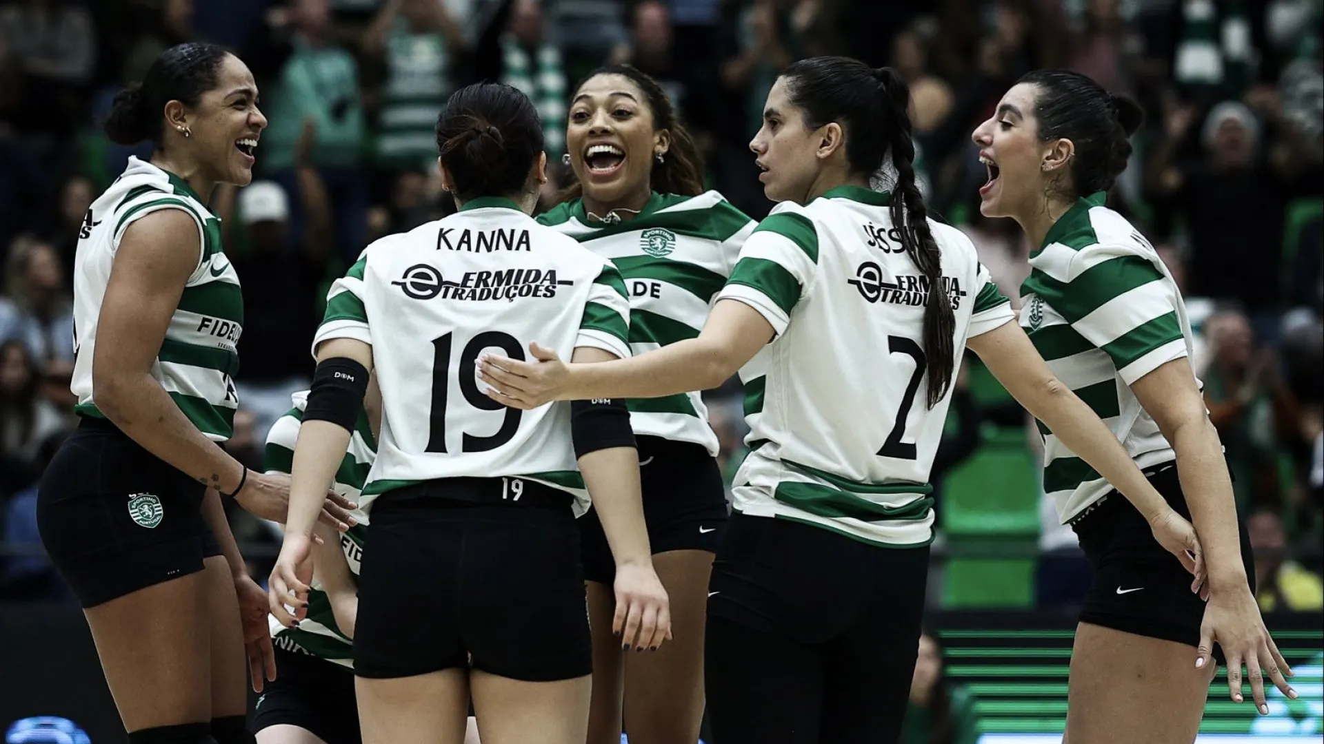 
                    Sporting provoca primeiro tombo do FC Porto. Benfica cai contra Vitória
                